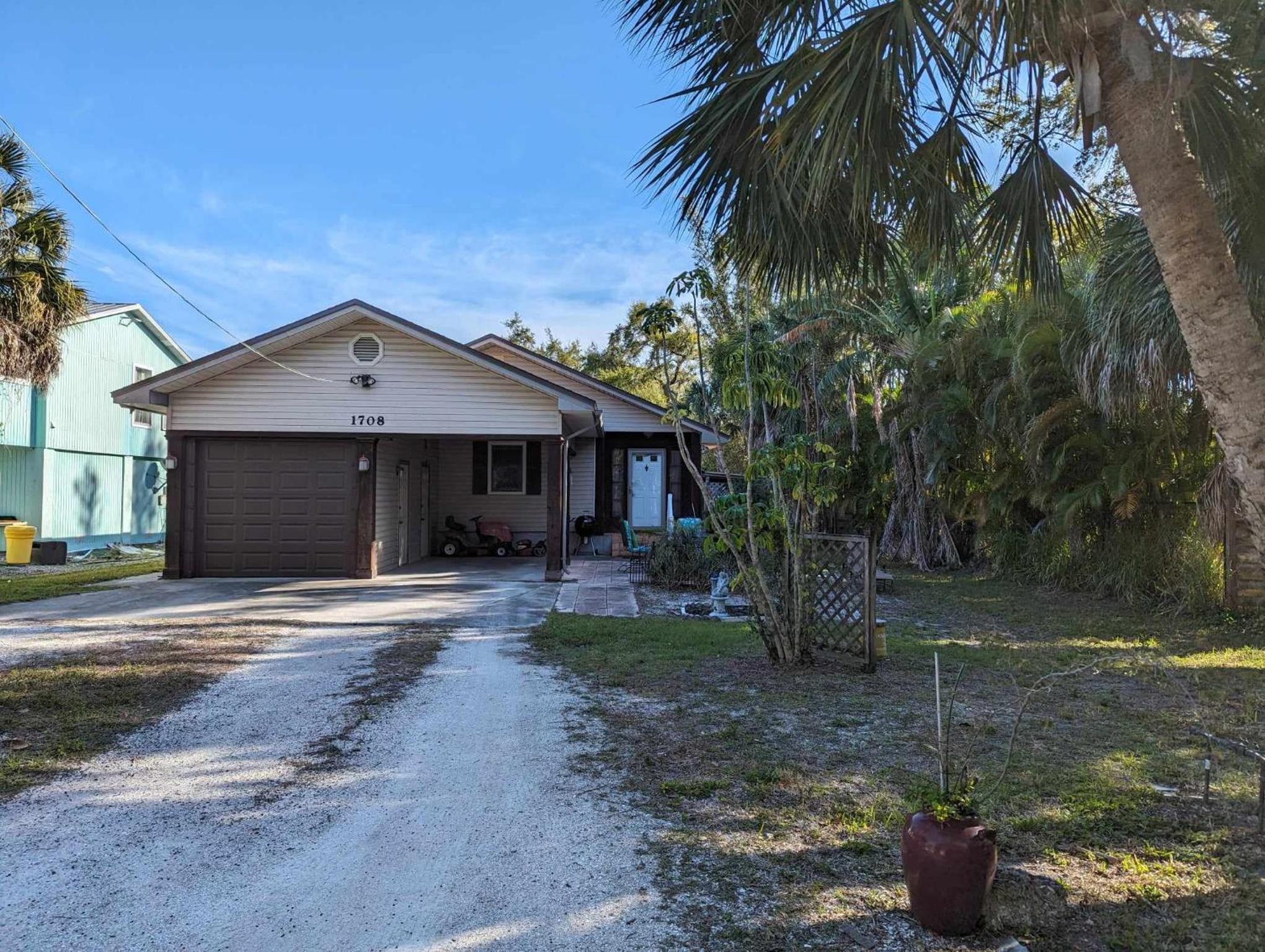 Cute 3/2 Siesta home steps from Siesta waters view 2