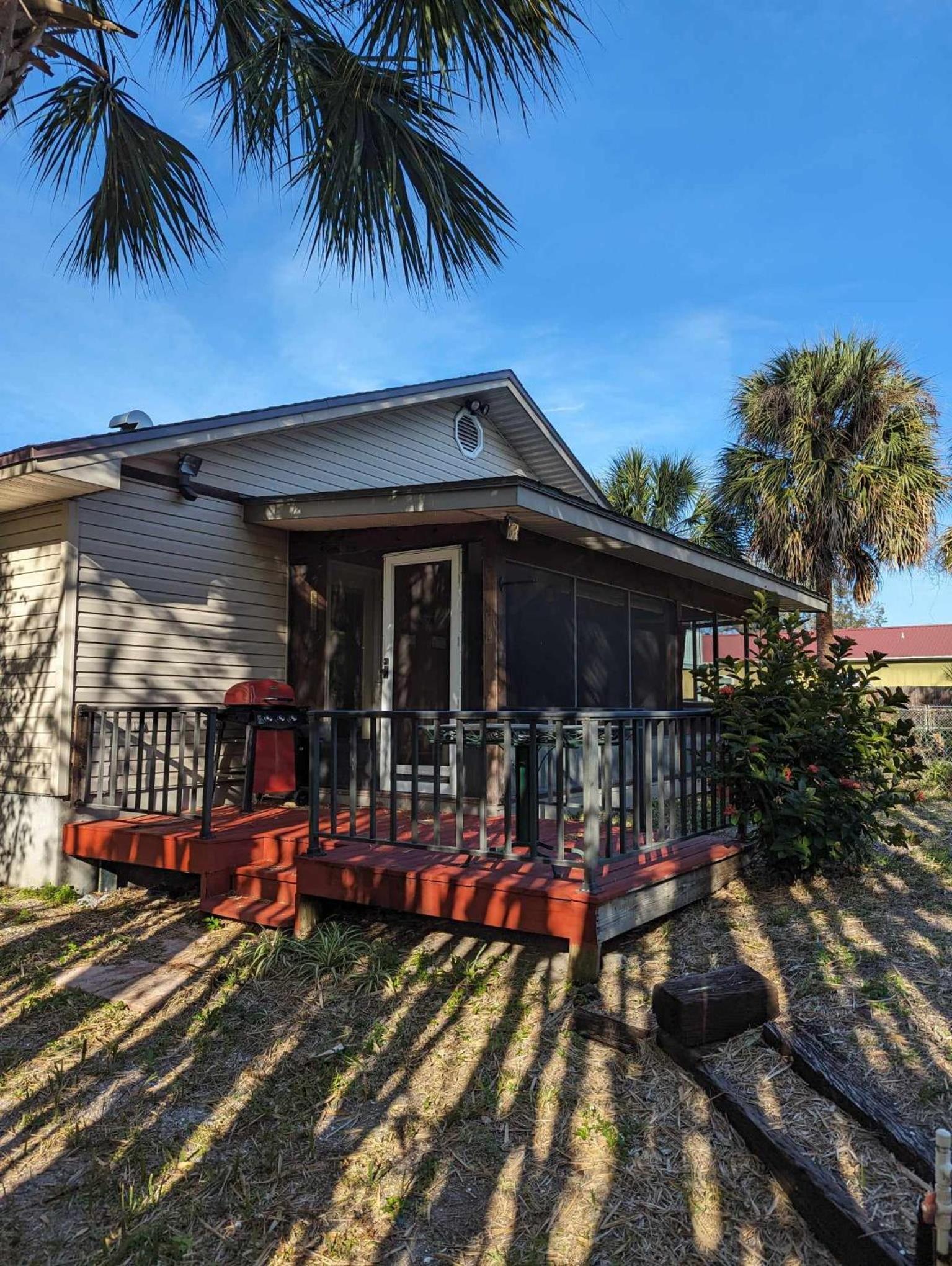 Cute 3/2 Siesta home steps from Siesta waters view 3