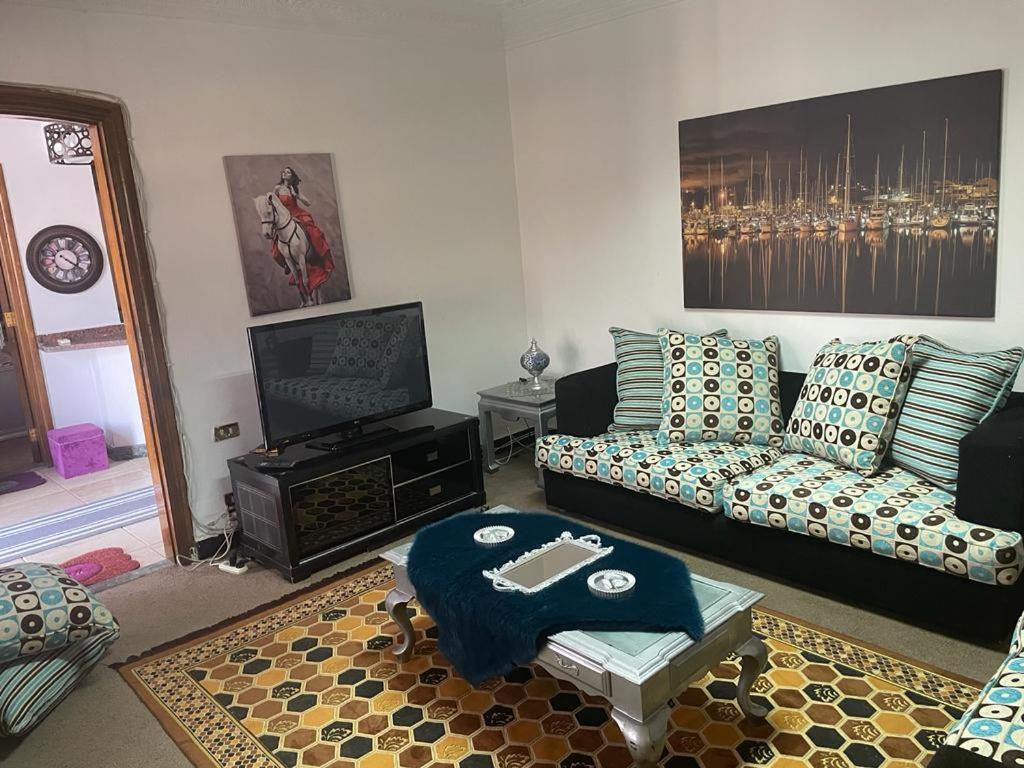 One bedroom apartment city views local to Airport