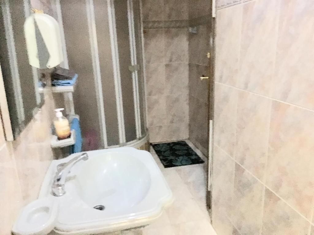 One bedroom apartment city views local to Airport