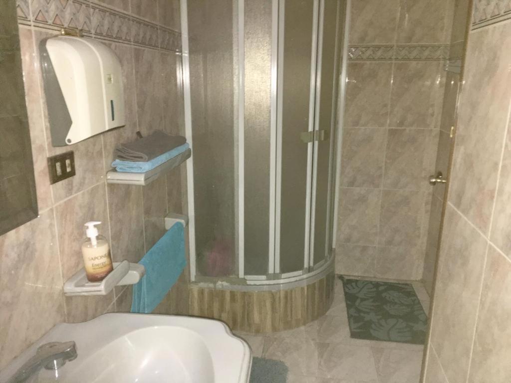 One bedroom apartment city views local to Airport