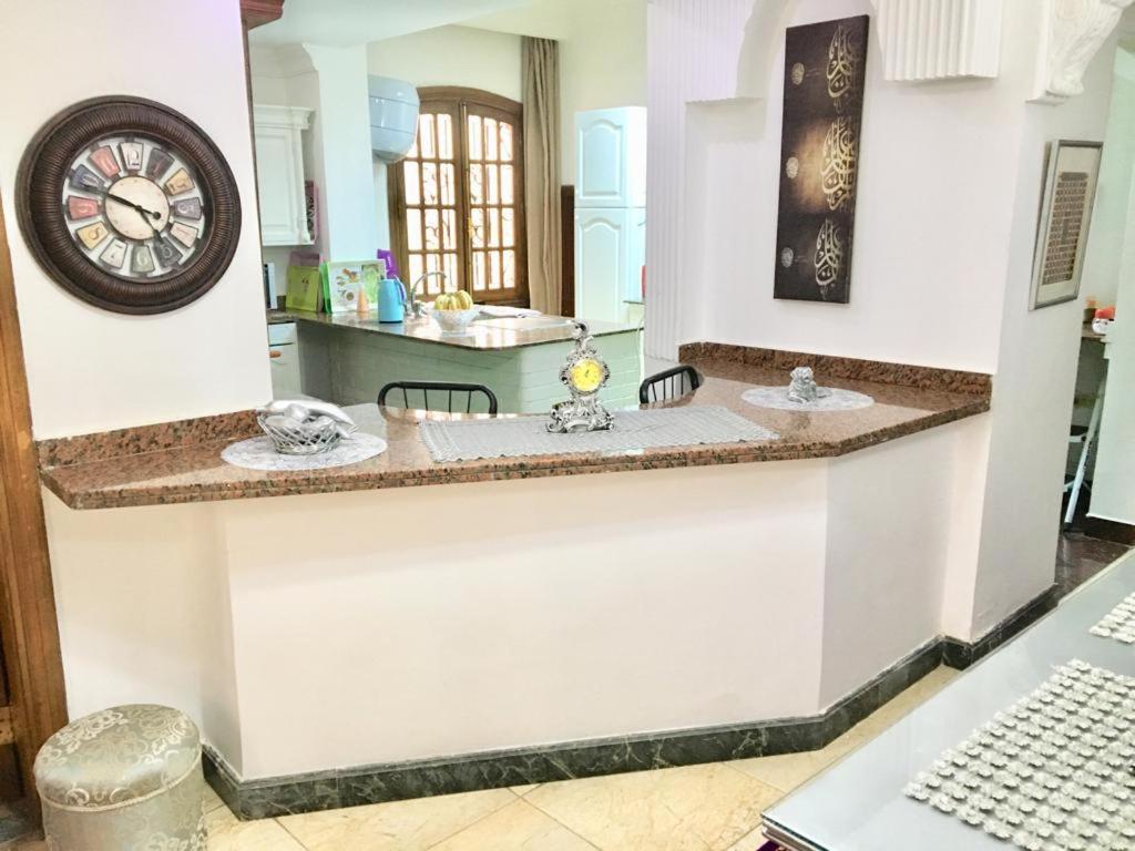 One bedroom apartment city views local to Airport