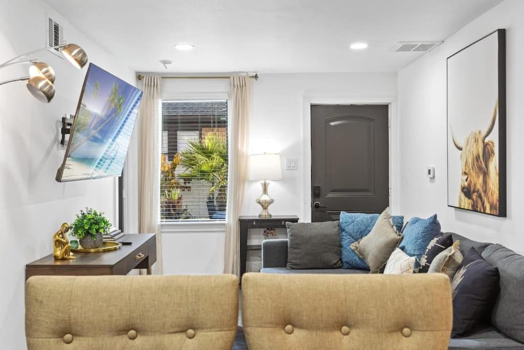 Rodeo Escape: Sleeps 8, Parking, Wi-Fi, Free Gym