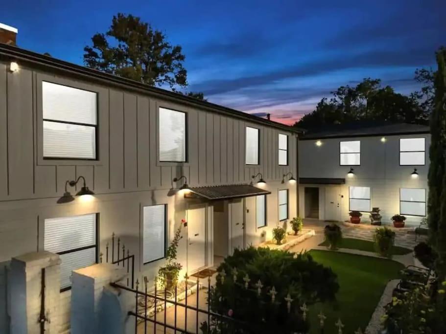Rodeo Escape: Sleeps 8, Parking, Wi-Fi, Free Gym