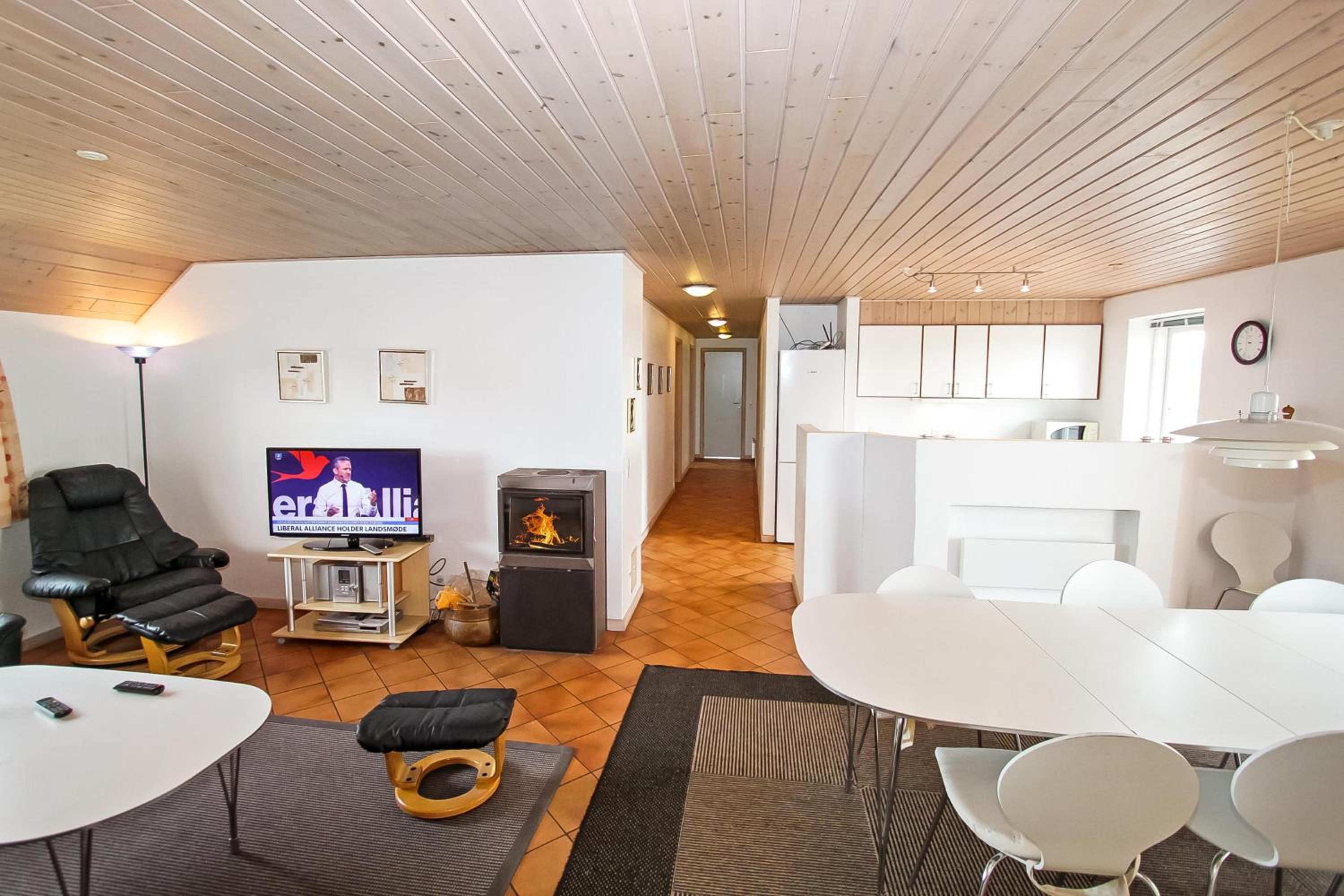 Cottage With Wood-Burning Stove By The Sea - Sj760 view 3