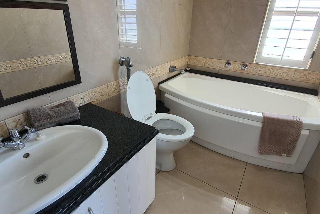 22 Bronze Beach - Stunning seaviews & beach access - 2BR Umhlanga view 4
