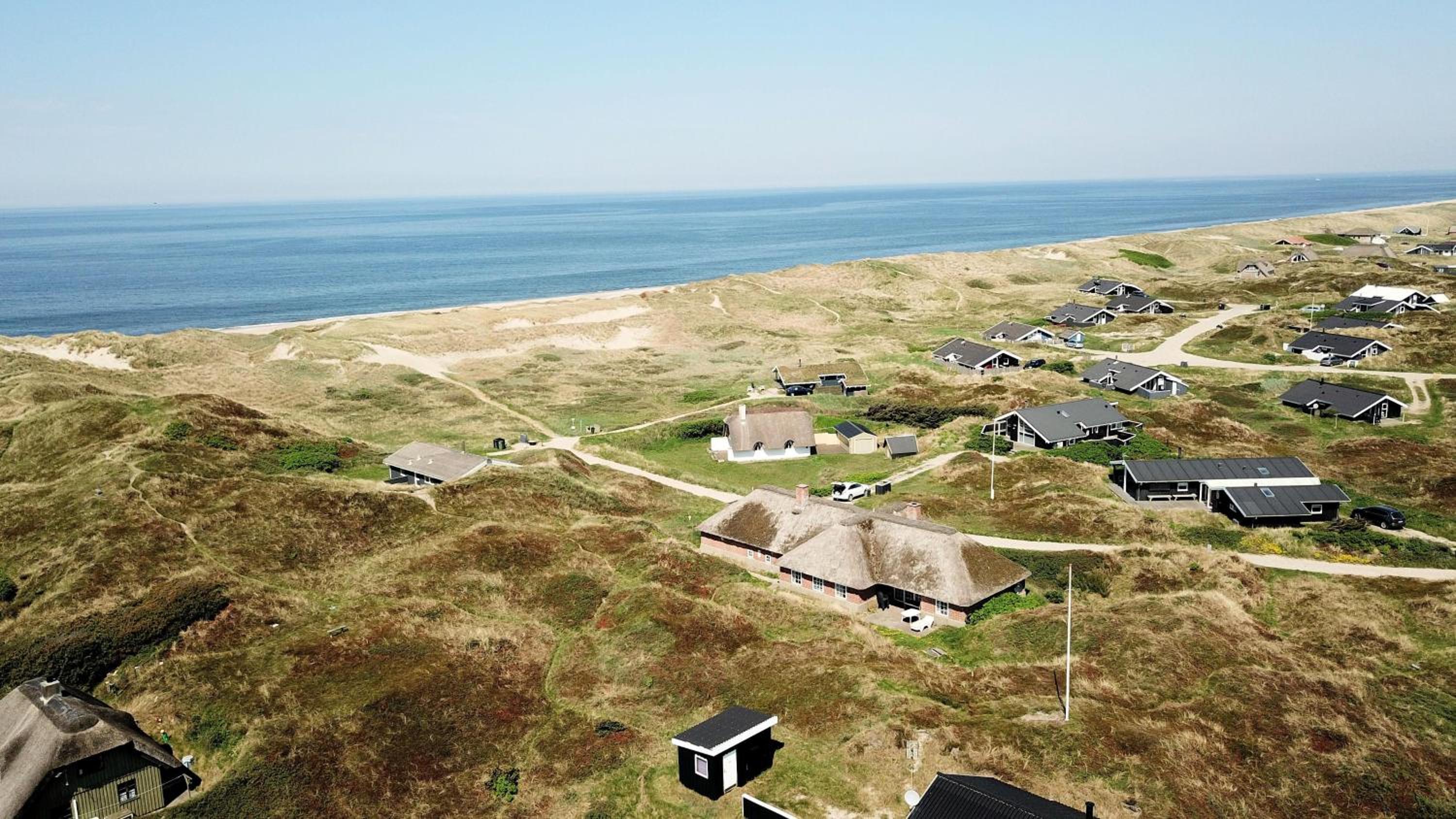 Thatched house with pool by the sea - SJ690 view 4
