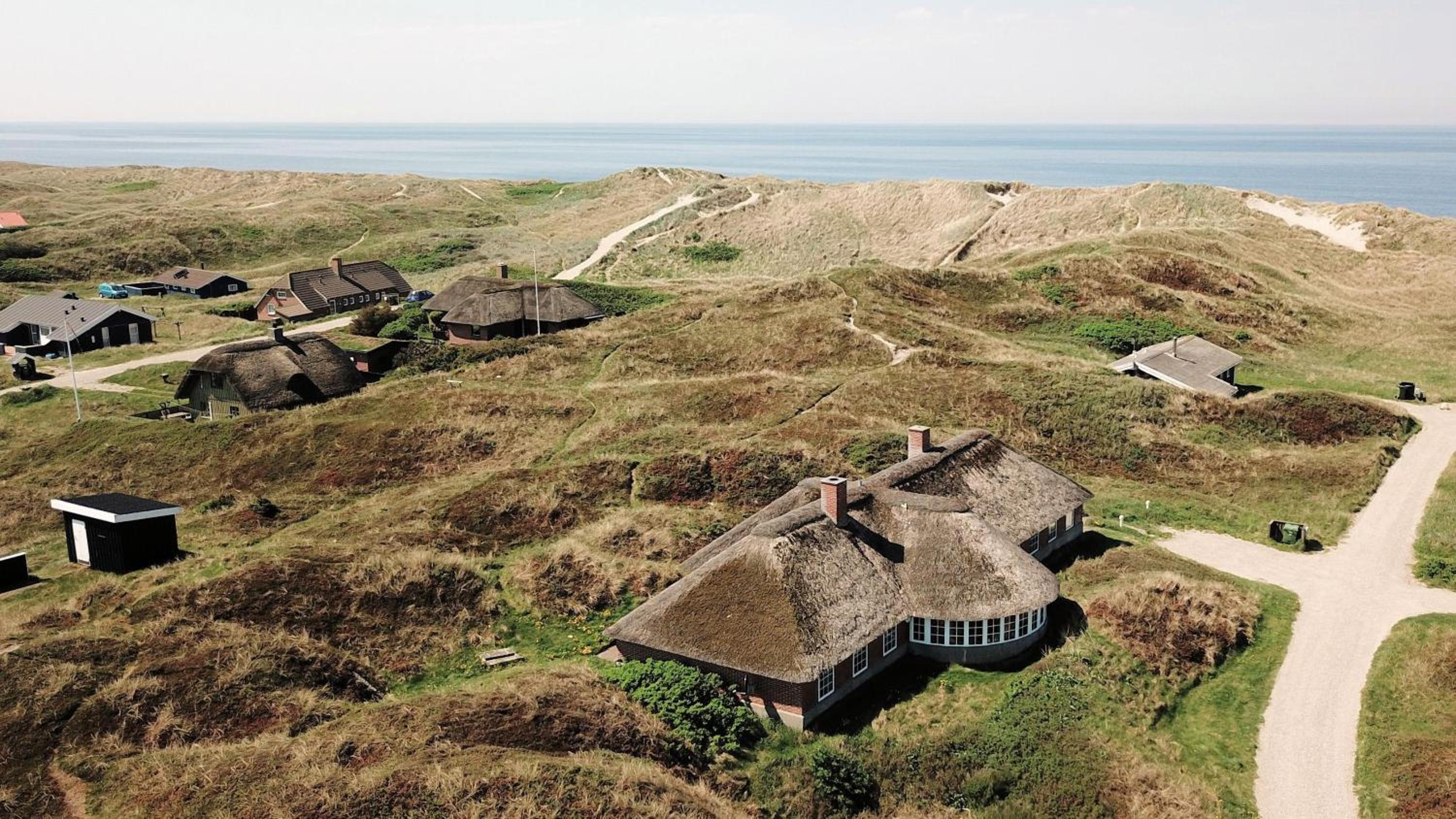 Thatched house with pool by the sea - SJ690 view 5
