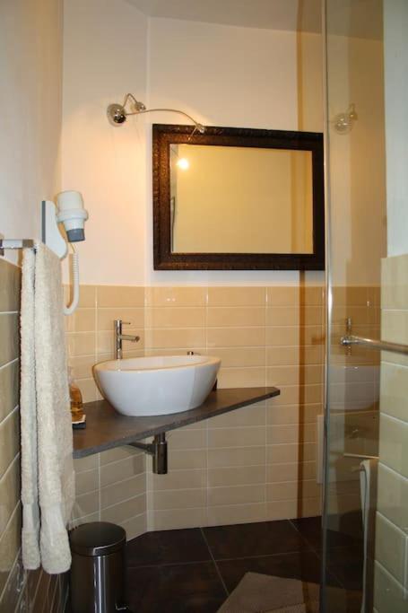 CONFINEDEISANTI Bed&Breakfast