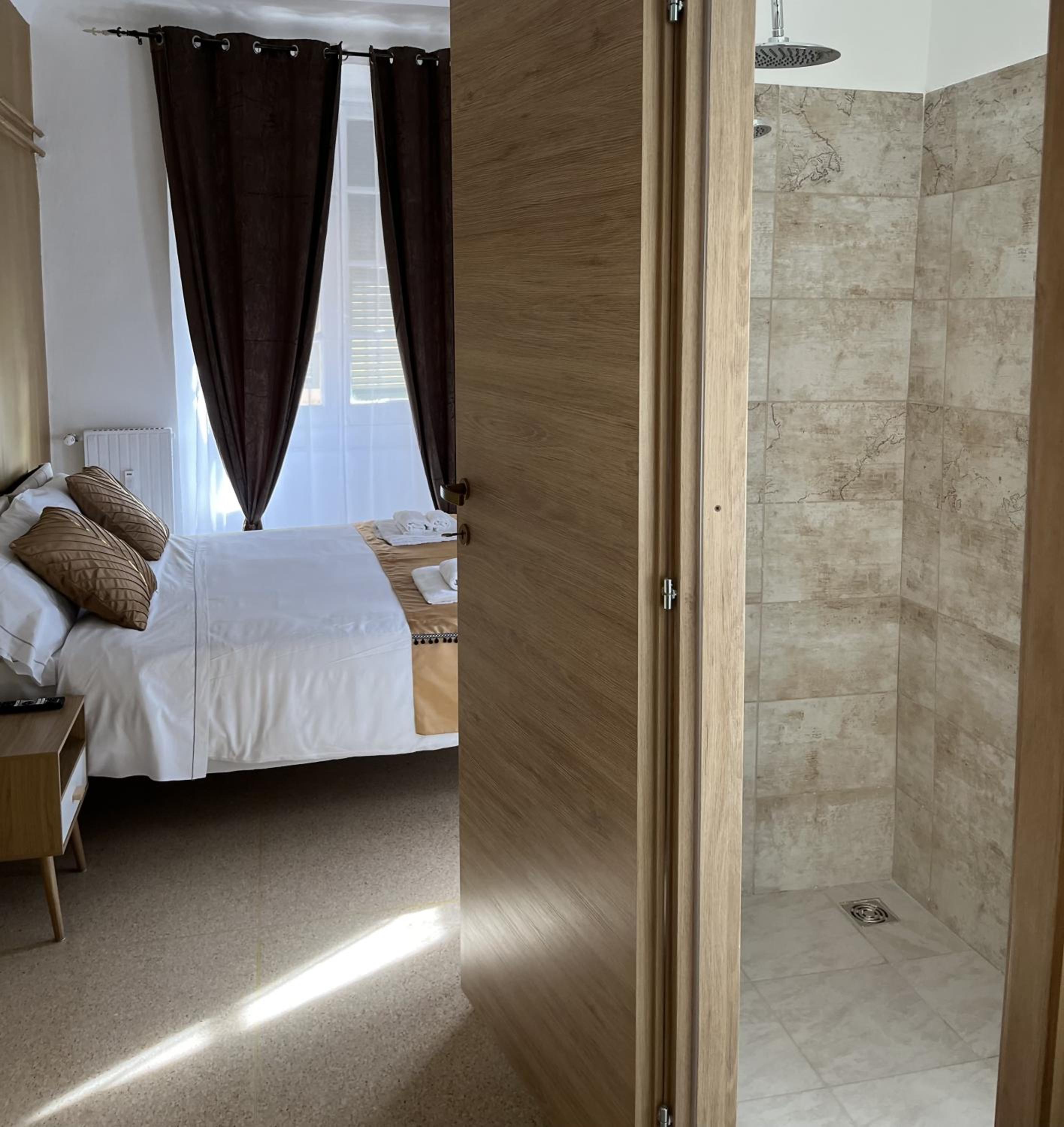 Genova Gold Rooms view 5