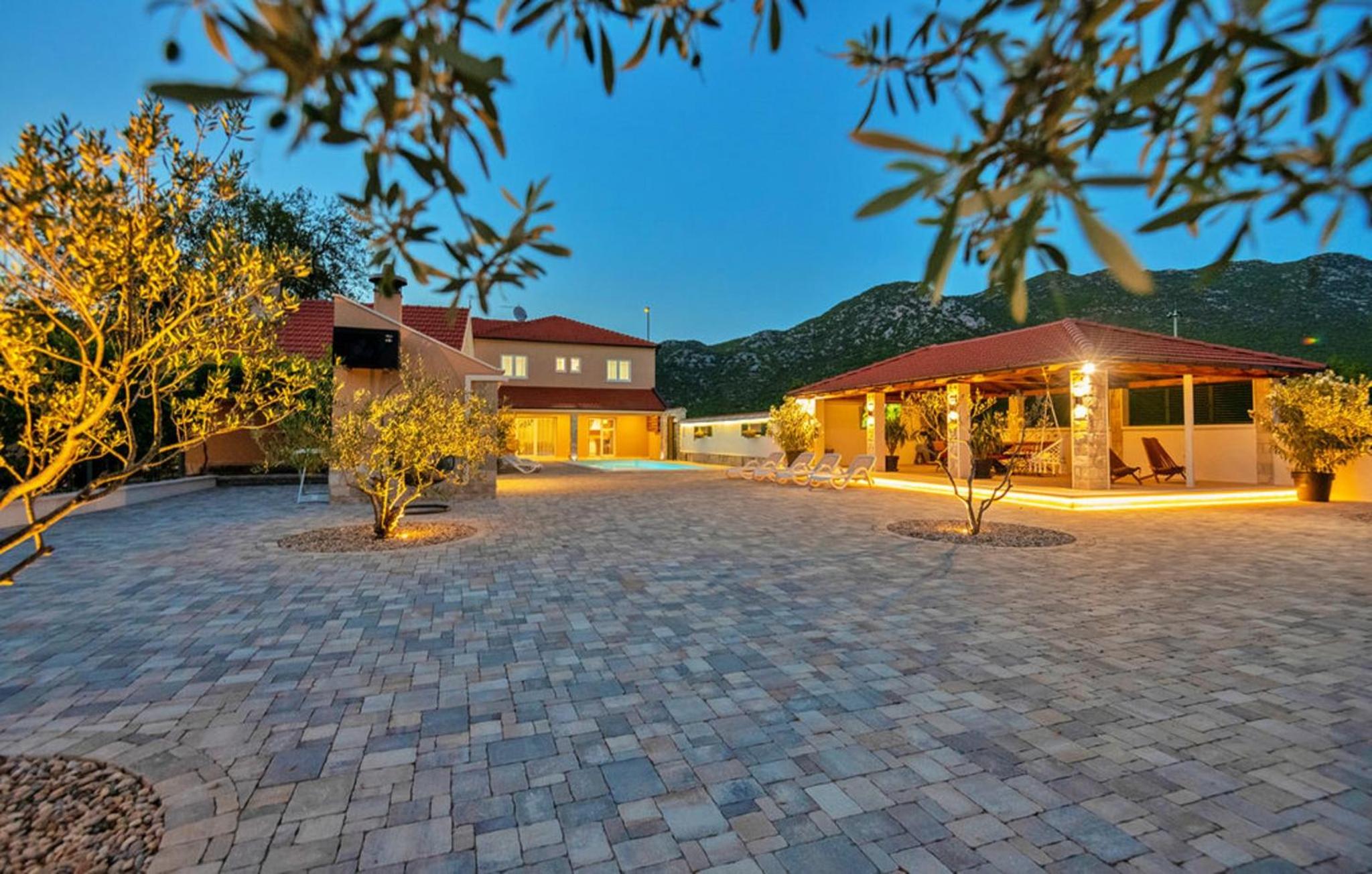 Villa Zara with heated Hydromassage-Pool view 2