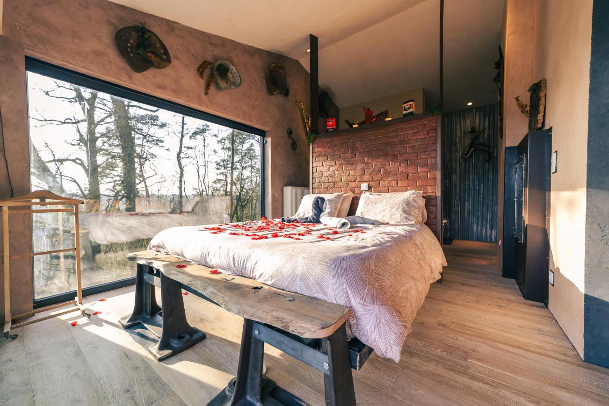 Unique Cottage w/ Amazing View & Private Wellness