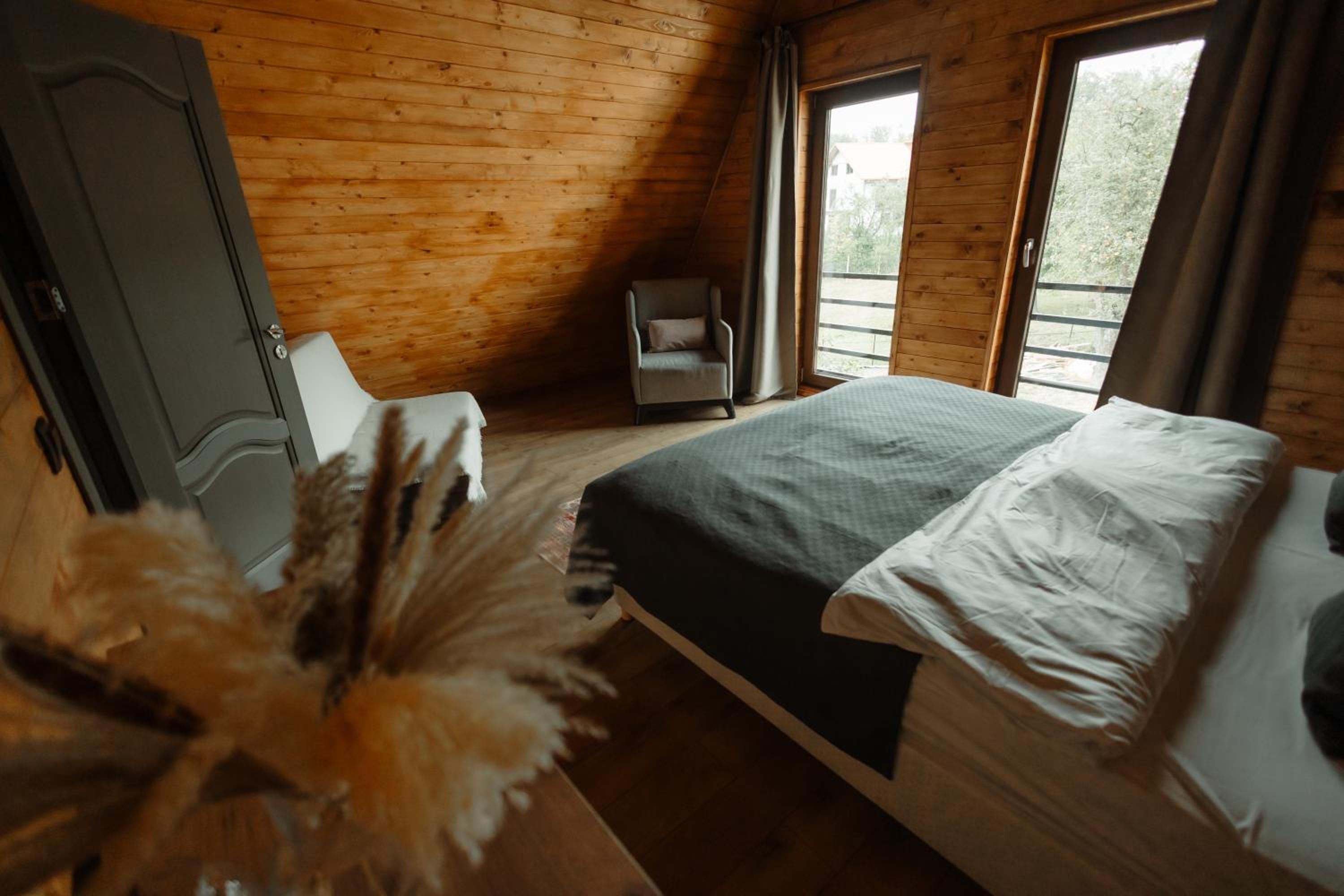 Twin Cabins / Cabanele Gemene view 3