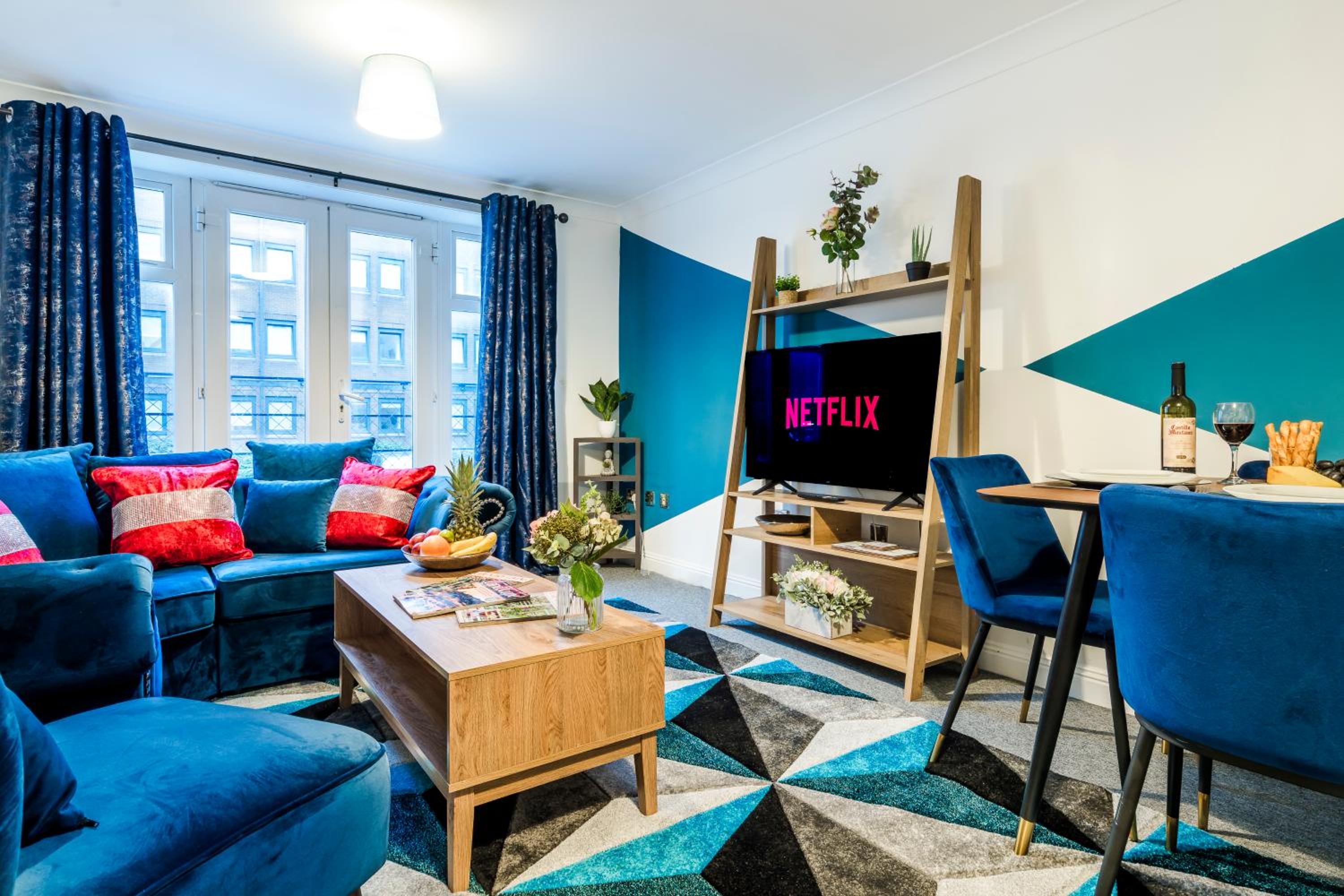 InSpires House Contractors, families, Wifi, Free Parking Town Centre view 5
