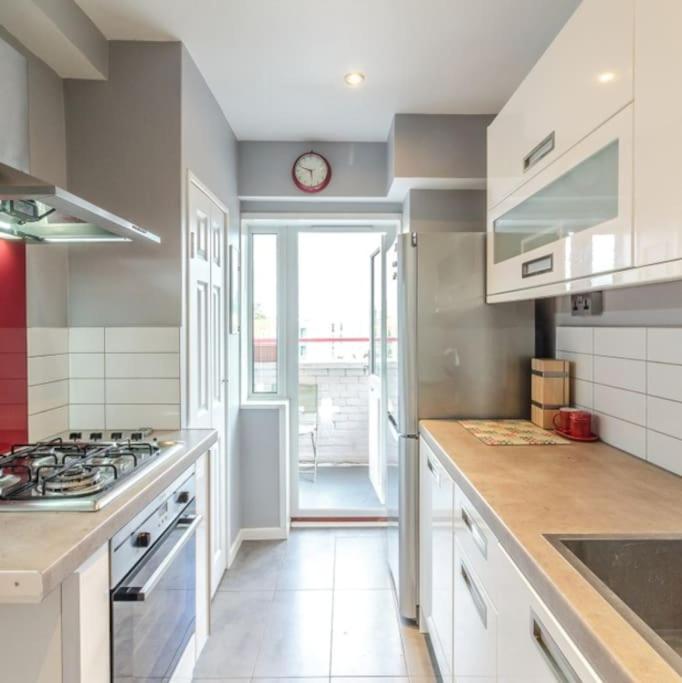 Top Floor 1 Bedroom Apartment with views over London