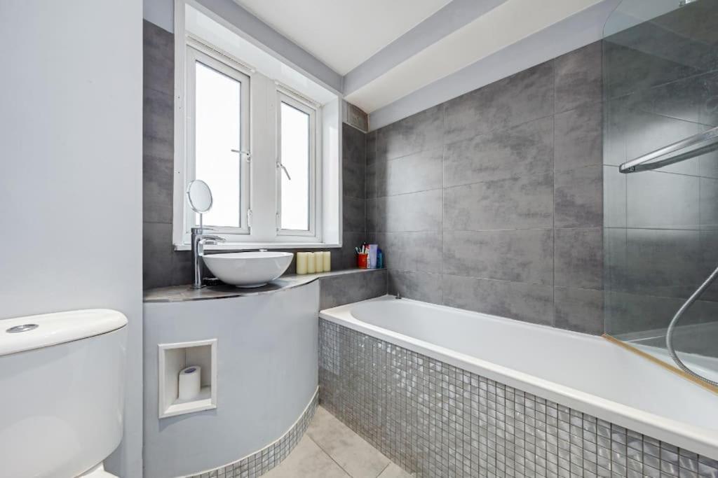 Top Floor 1 Bedroom Apartment with views over London