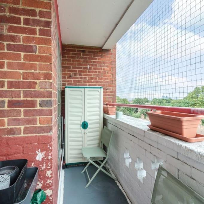 Top Floor 1 Bedroom Apartment with views over London