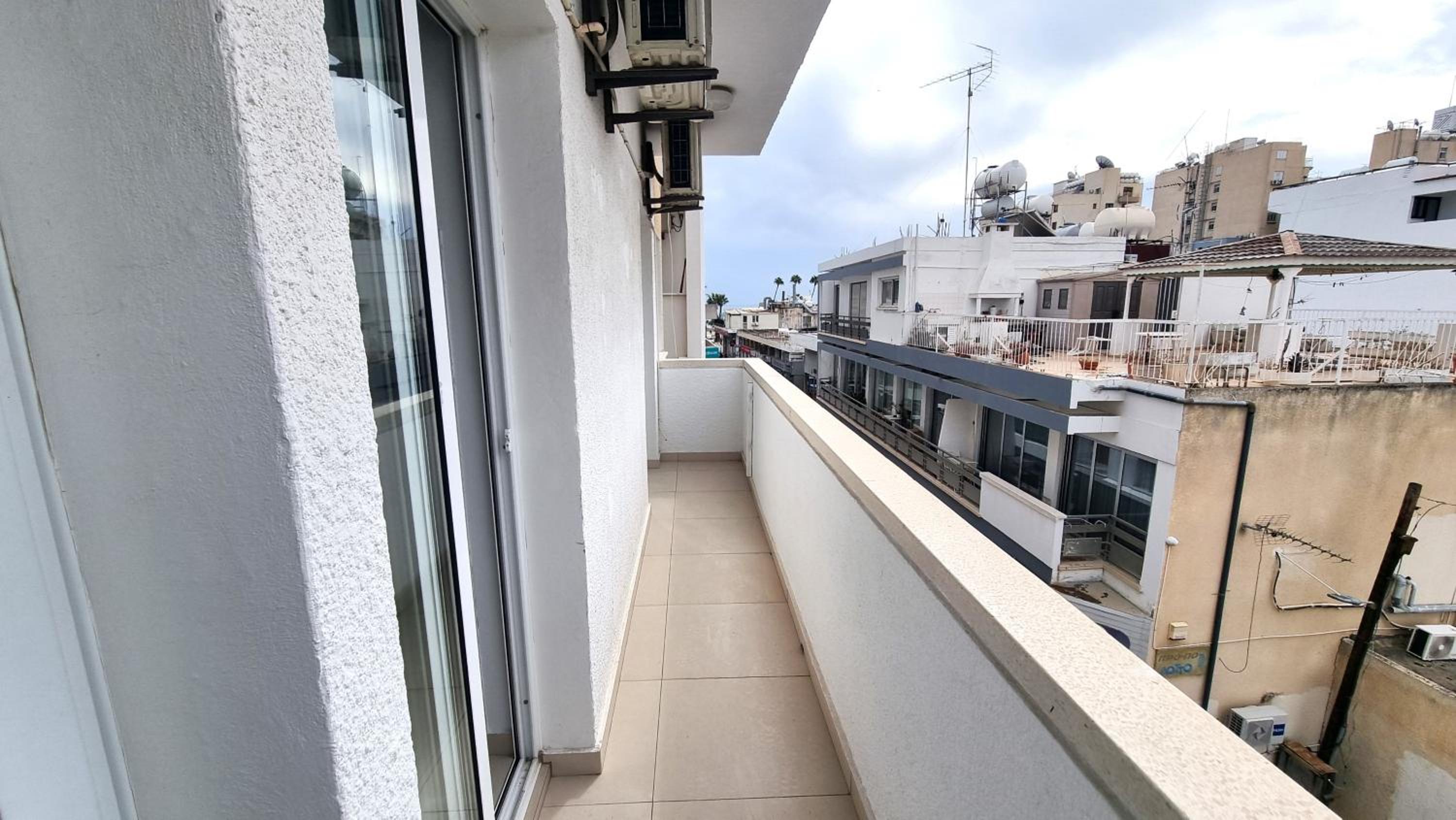 City Center: Your Urban Retreat- 100m to the beach