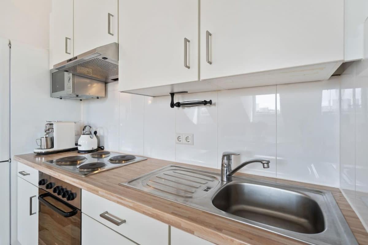 Modern 1-Bedroom near Train Station & Old Town view 3