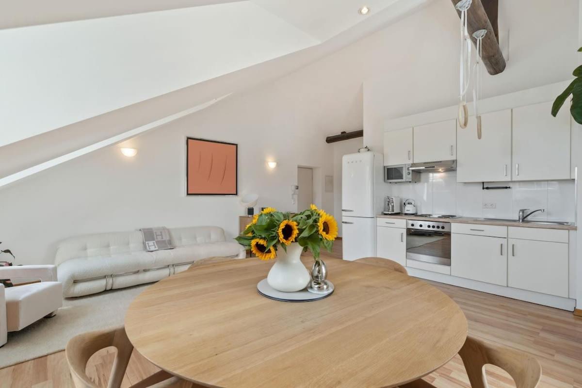 Modern 1-Bedroom near Train Station & Old Town view 4