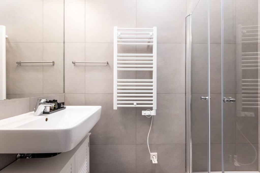 1BR Oasis with Easy City Access by HM