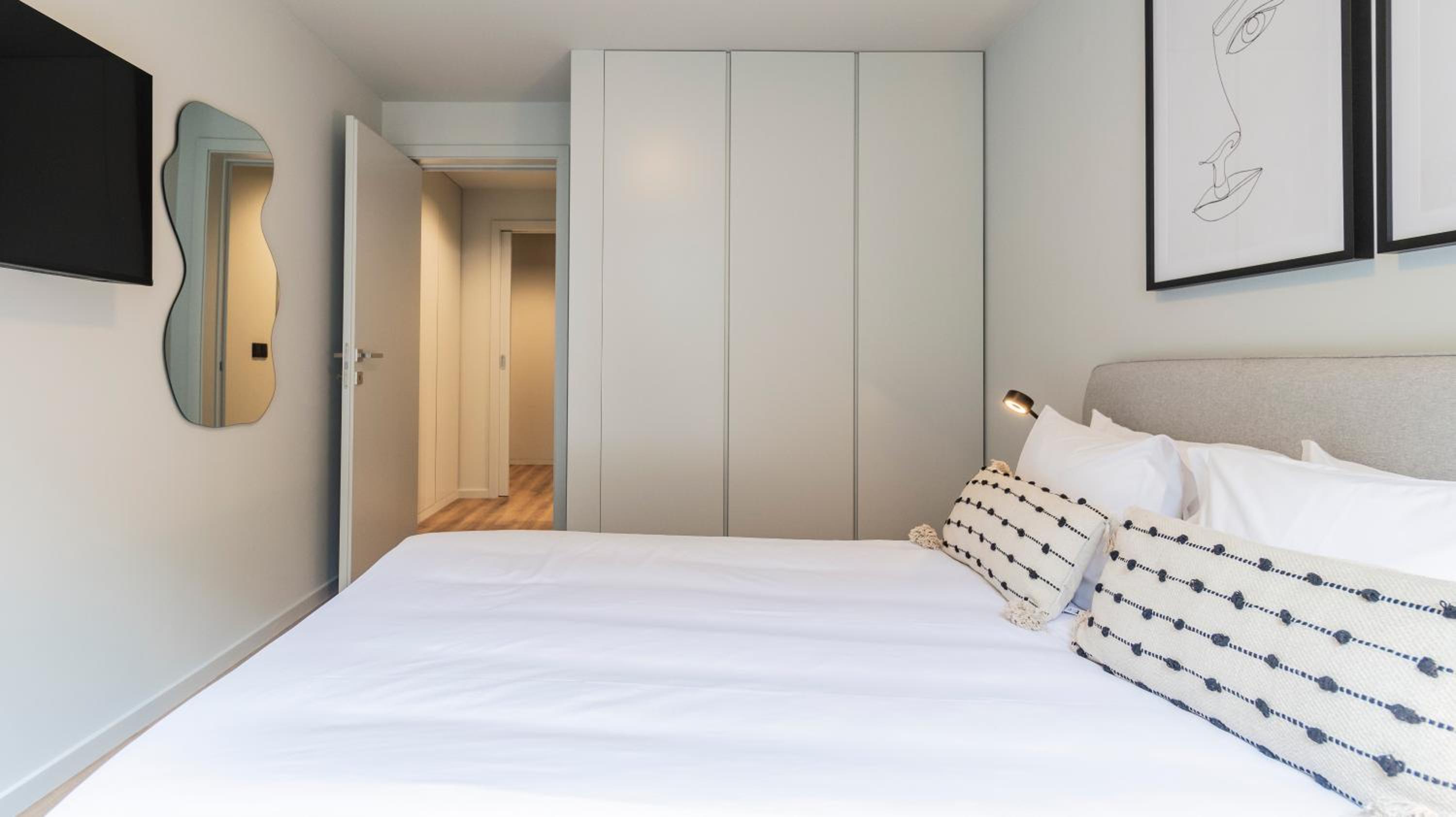 RUAH Apartments by LovelyStay
