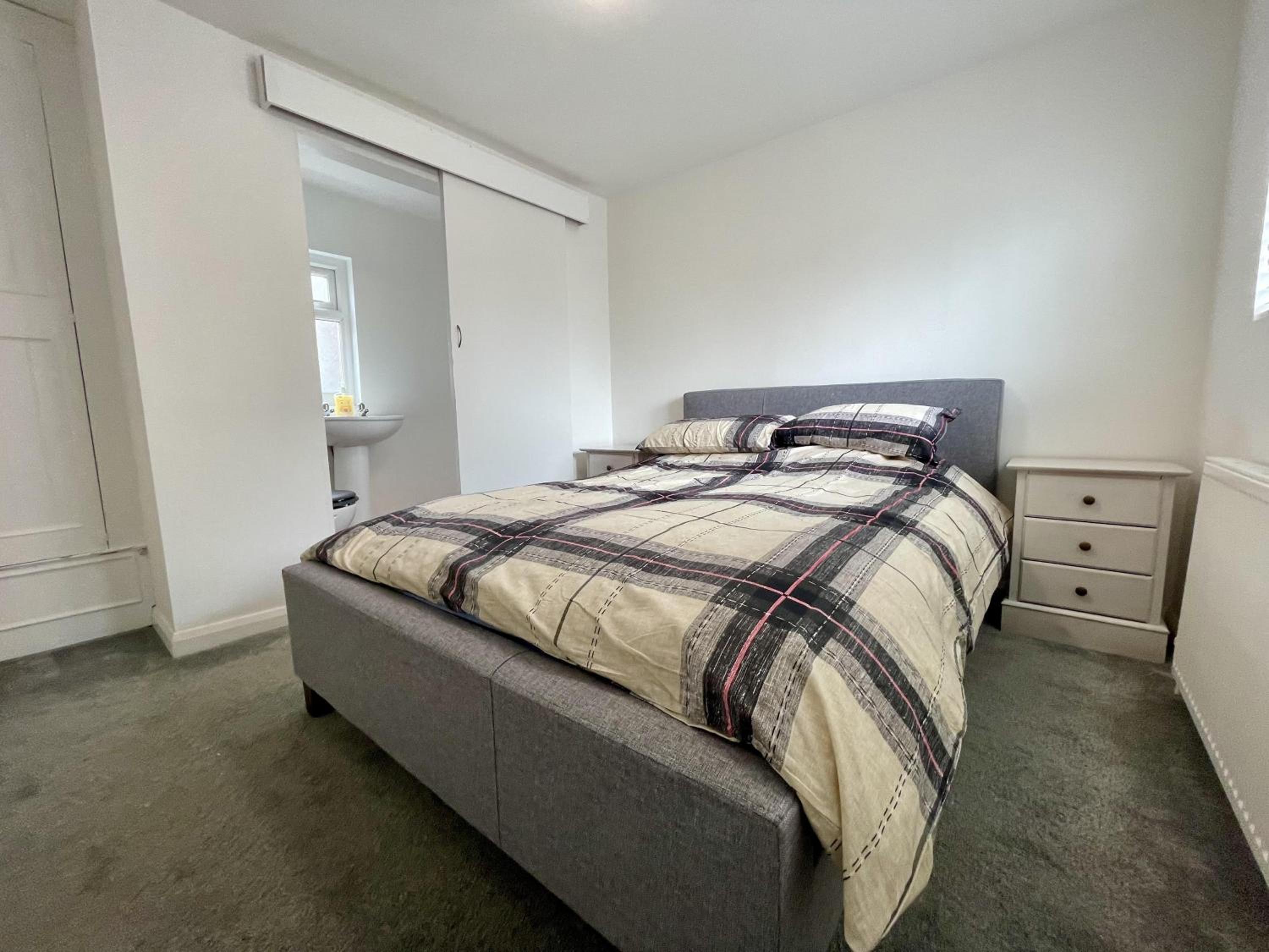 2 Bed Apartment - Sleeps 4 - Wifi view 4