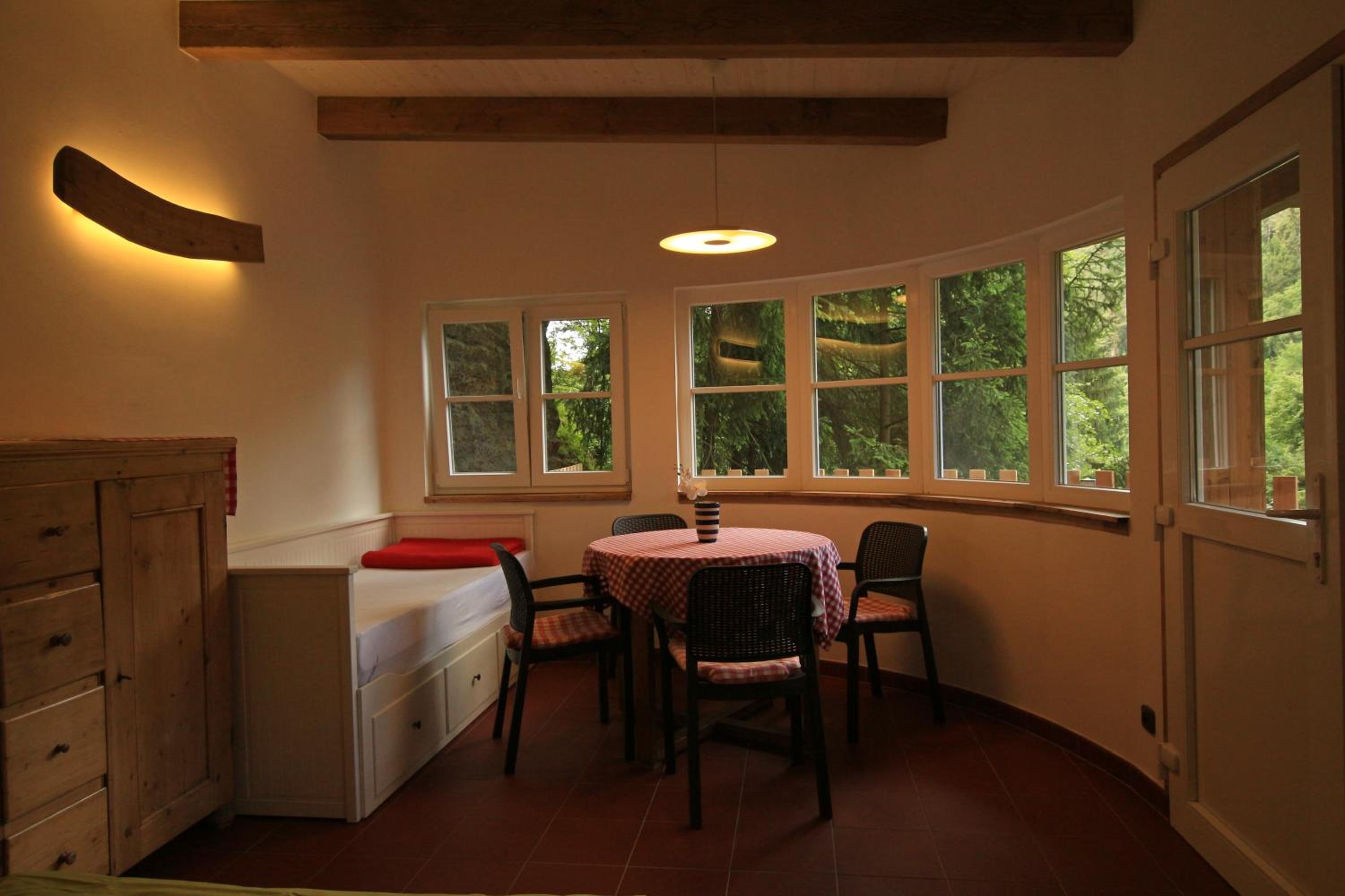 Malběnka - chata na skále pod hradem Kokořín view 4