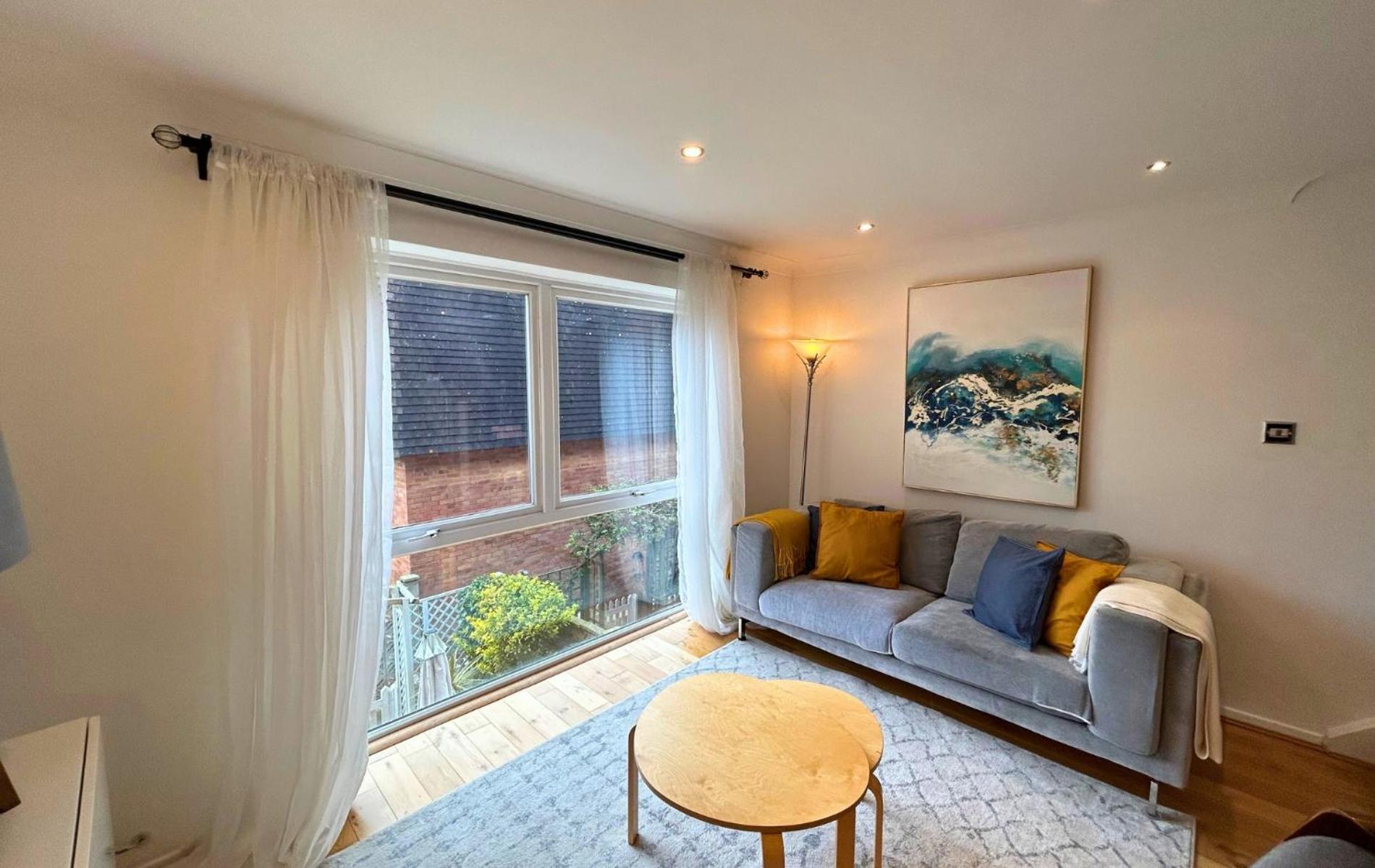 Putney Stylish Fantastically located 4 bedroom Townhouse view 3