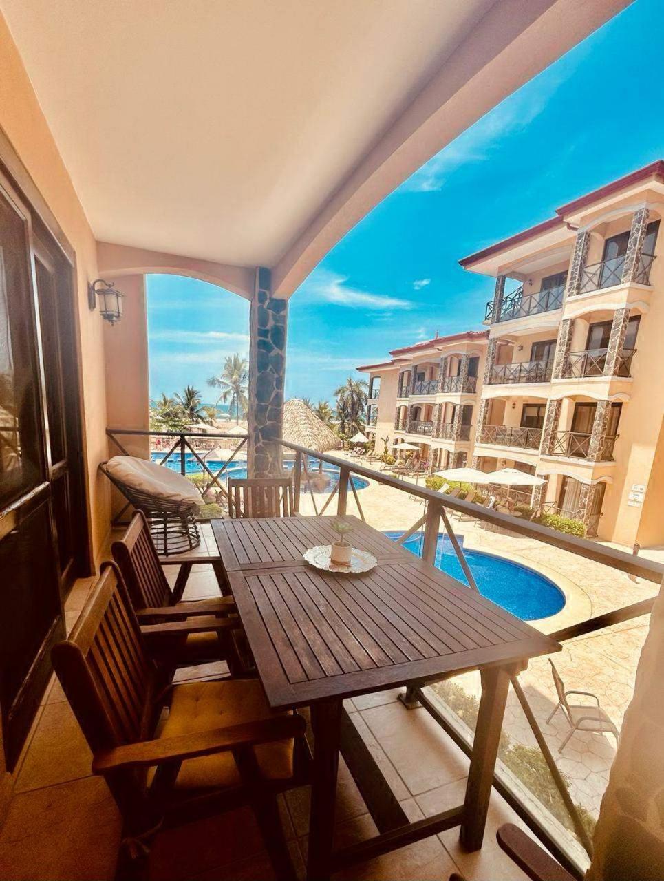 Apartamento de Lujo en Playa Jacó, Frente al Mar, Wifi, AC, Parqueo Privado y Piscinas