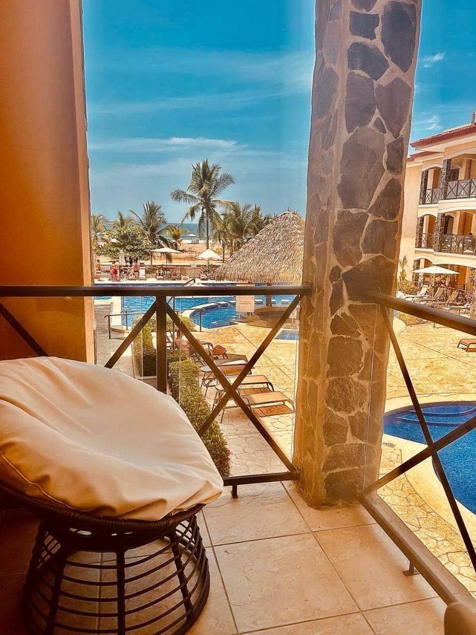 Apartamento de Lujo en Playa Jacó, Frente al Mar, Wifi, AC, Parqueo Privado y Piscinas