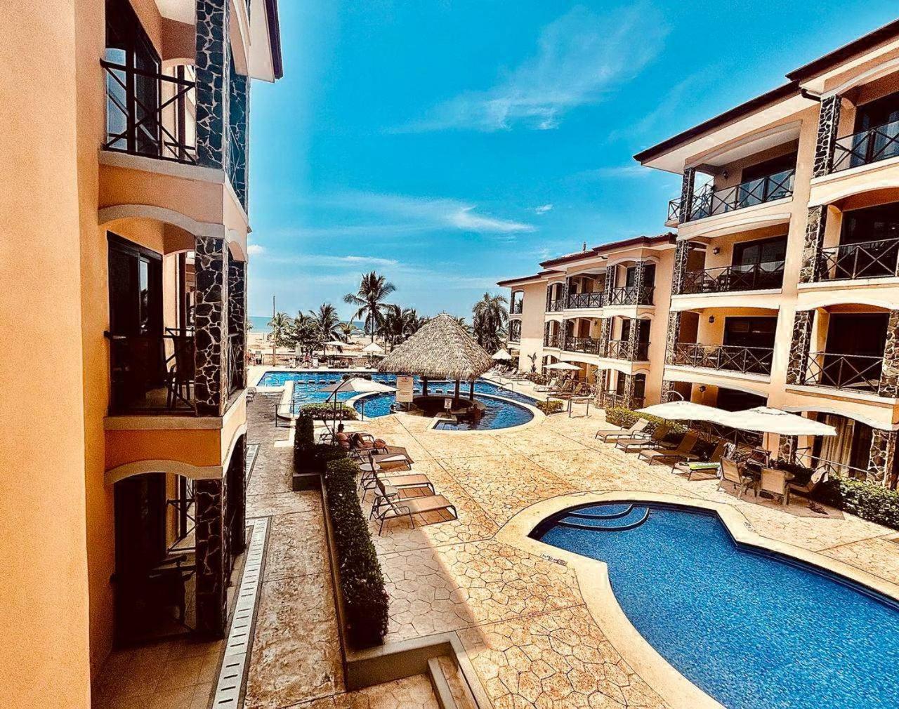 Apartamento de Lujo en Playa Jacó, Frente al Mar, Wifi, AC, Parqueo Privado y Piscinas