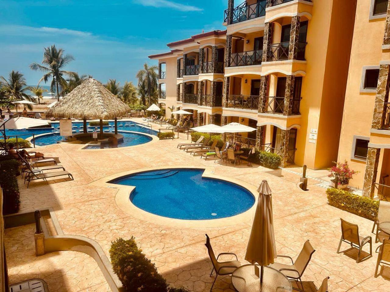 Apartamento de Lujo en Playa Jacó, Frente al Mar, Wifi, AC, Parqueo Privado y Piscinas