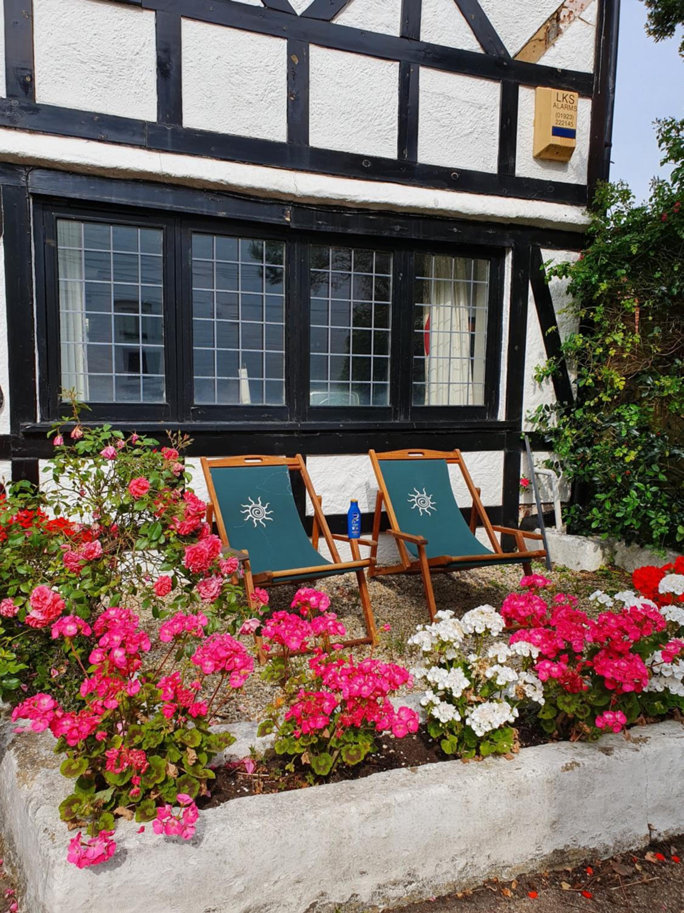 Bournemouth secluded cottage 10mins walk to beach view 3