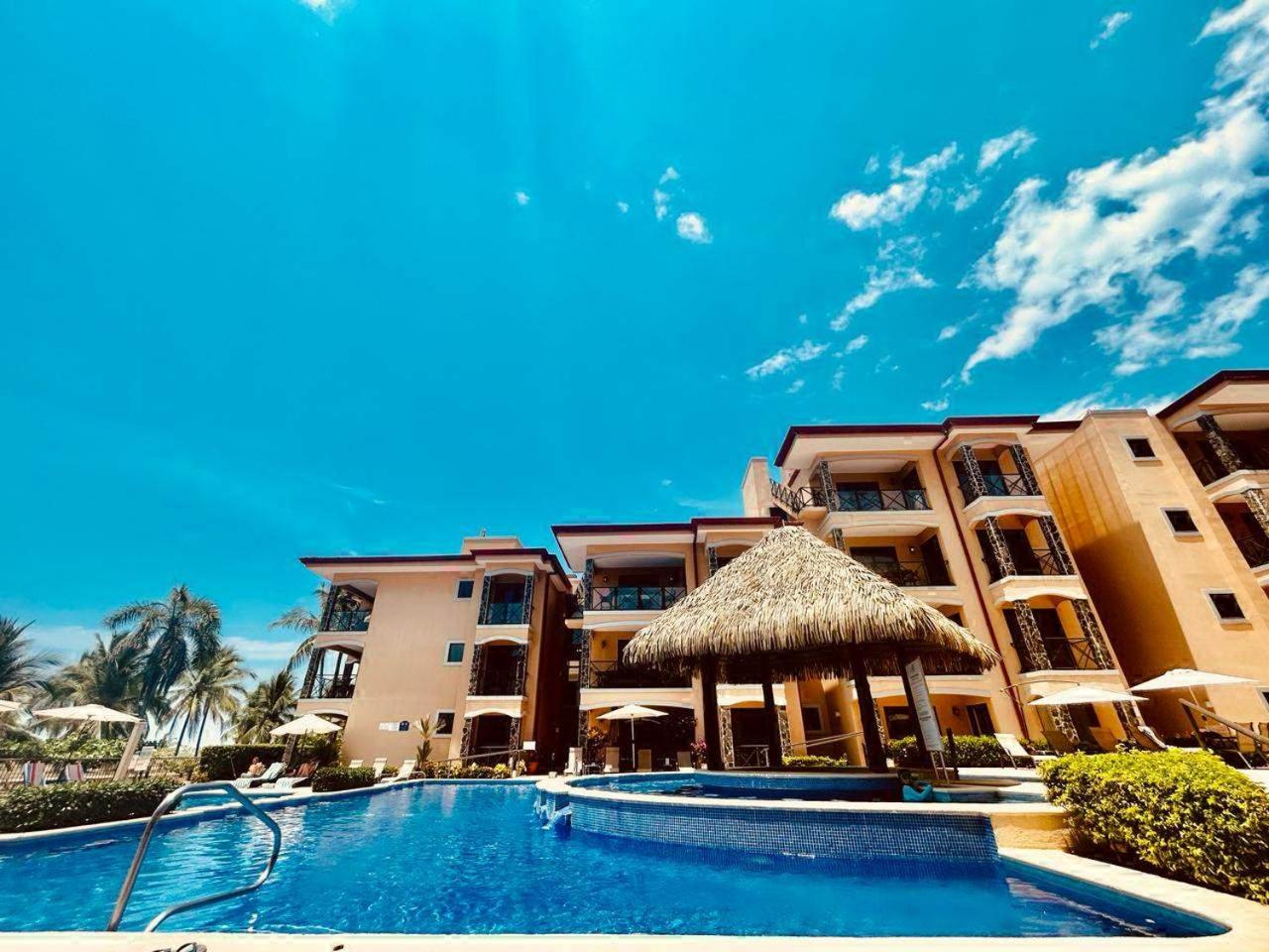 Apartamento de Lujo en Playa Jacó, Frente al Mar, Wifi, AC, Parqueo Privado y Piscinas