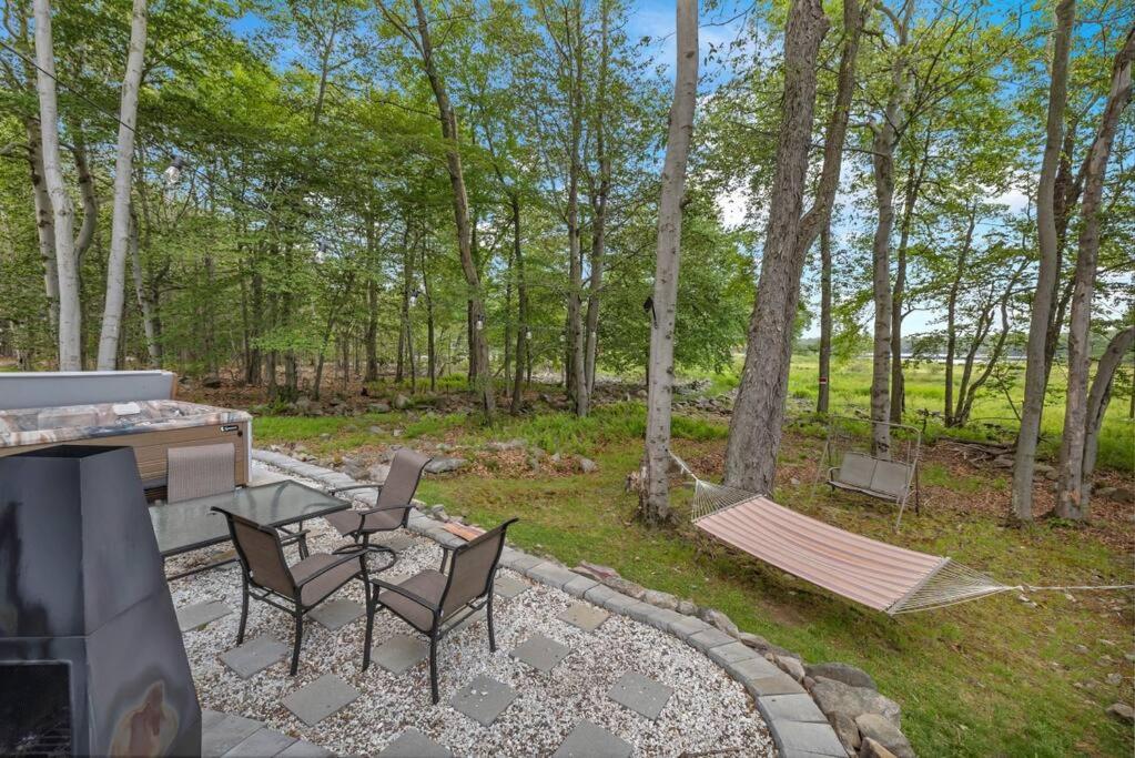 Dresser Lake Point Chalet - Hot Tub view 4