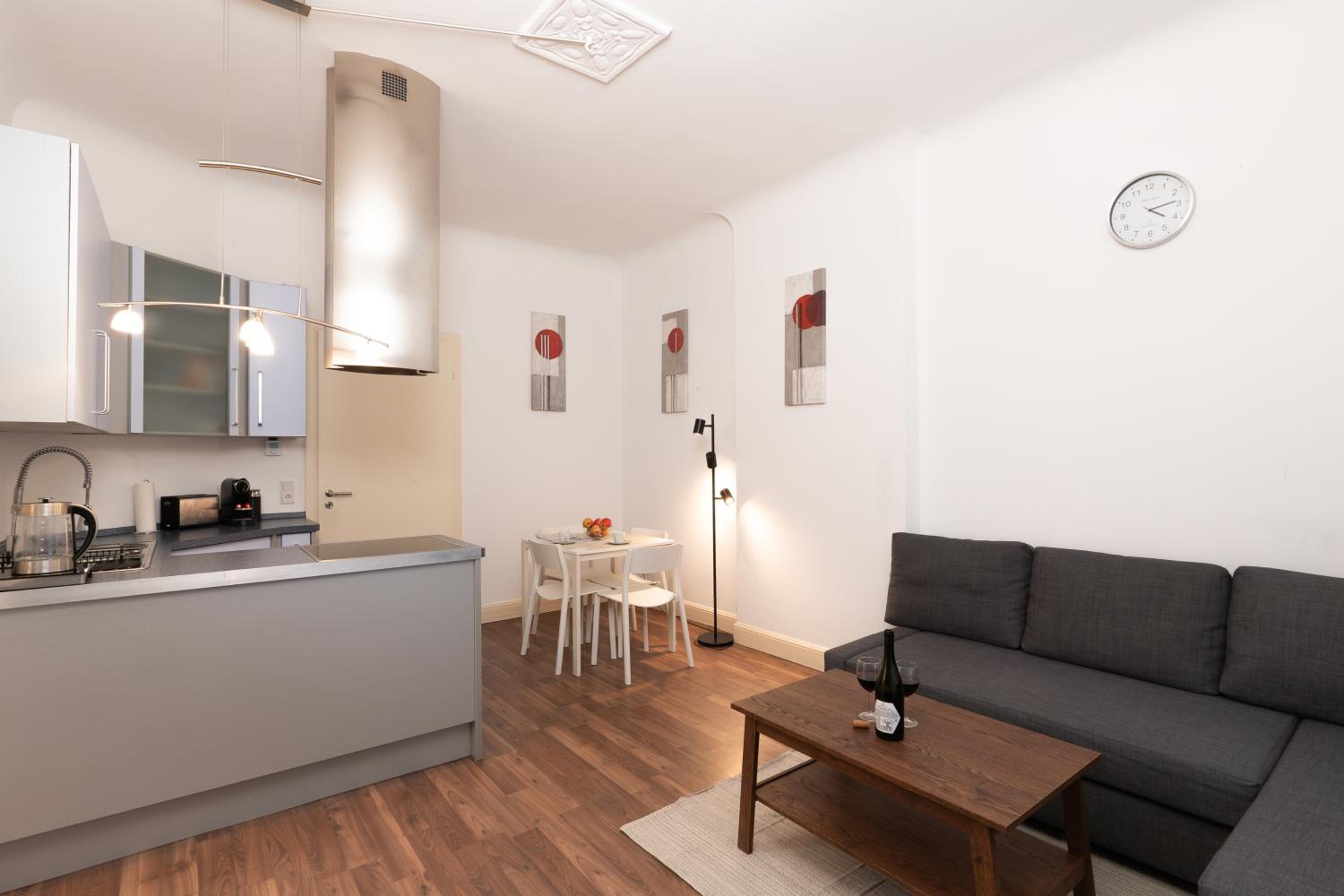 Zentrales Apartment im Westend I Küche I Balkon I für bis zu 4 Personen