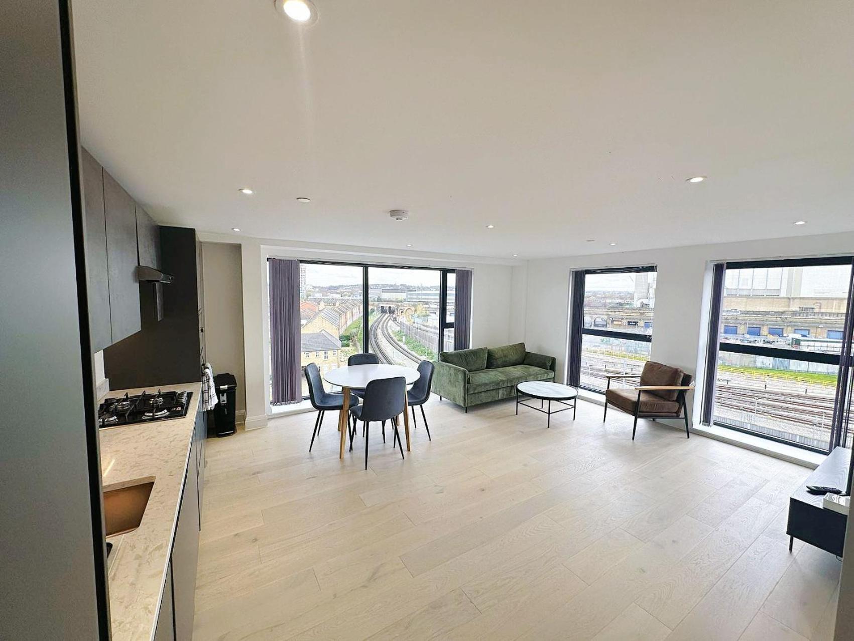 Luxury Modern Flat Near Center