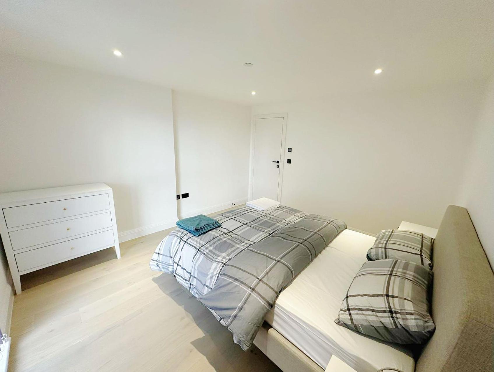 Luxury Modern Flat Near Center