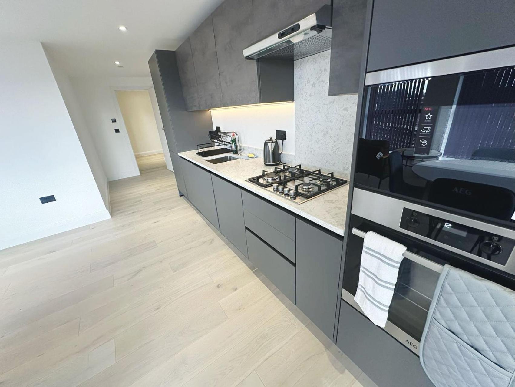 Luxury Modern Flat Near Center