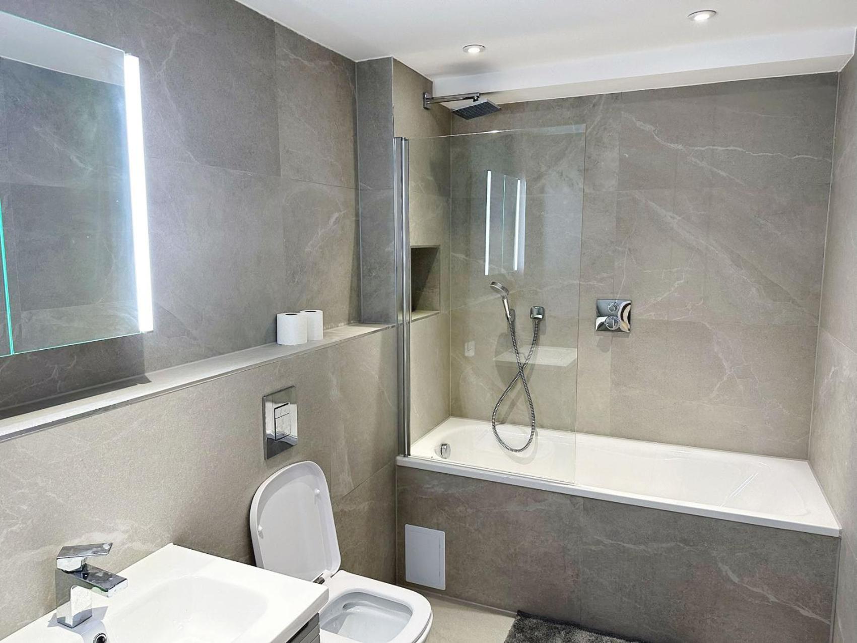 Luxury Modern Flat Near Center