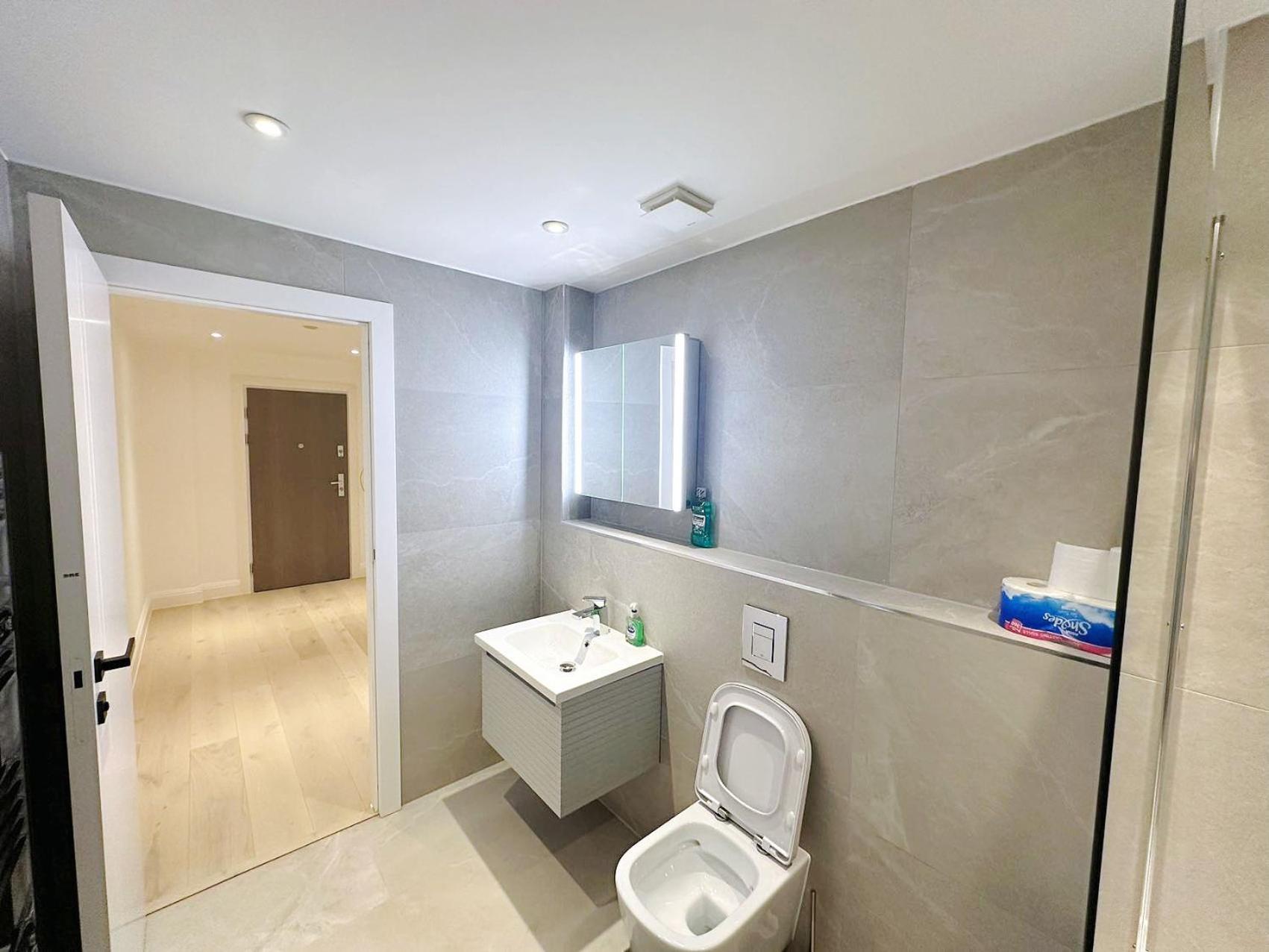 Luxury Modern Flat Near Center