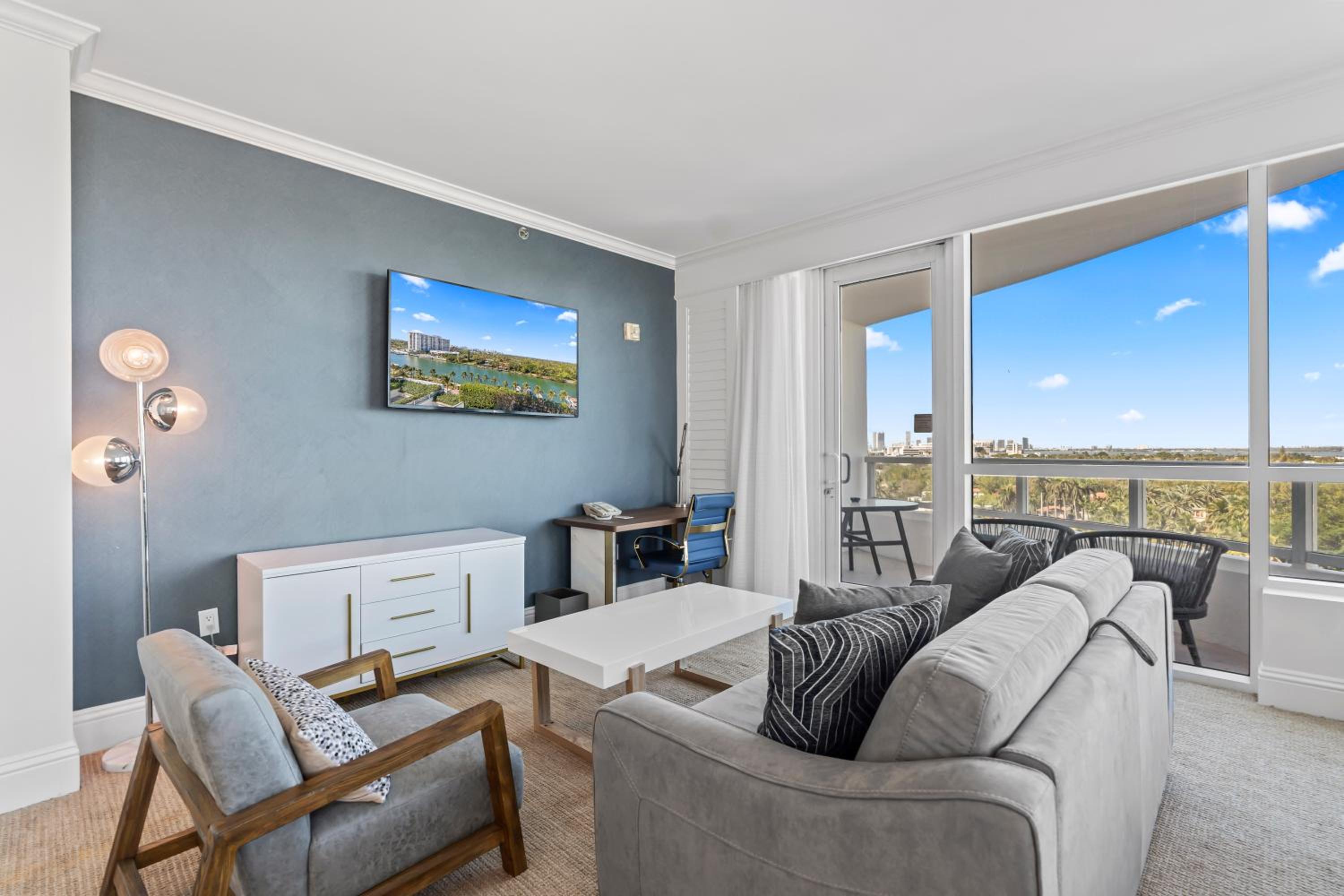 Luxury King apartment with Bay View at Miami Beach view 3