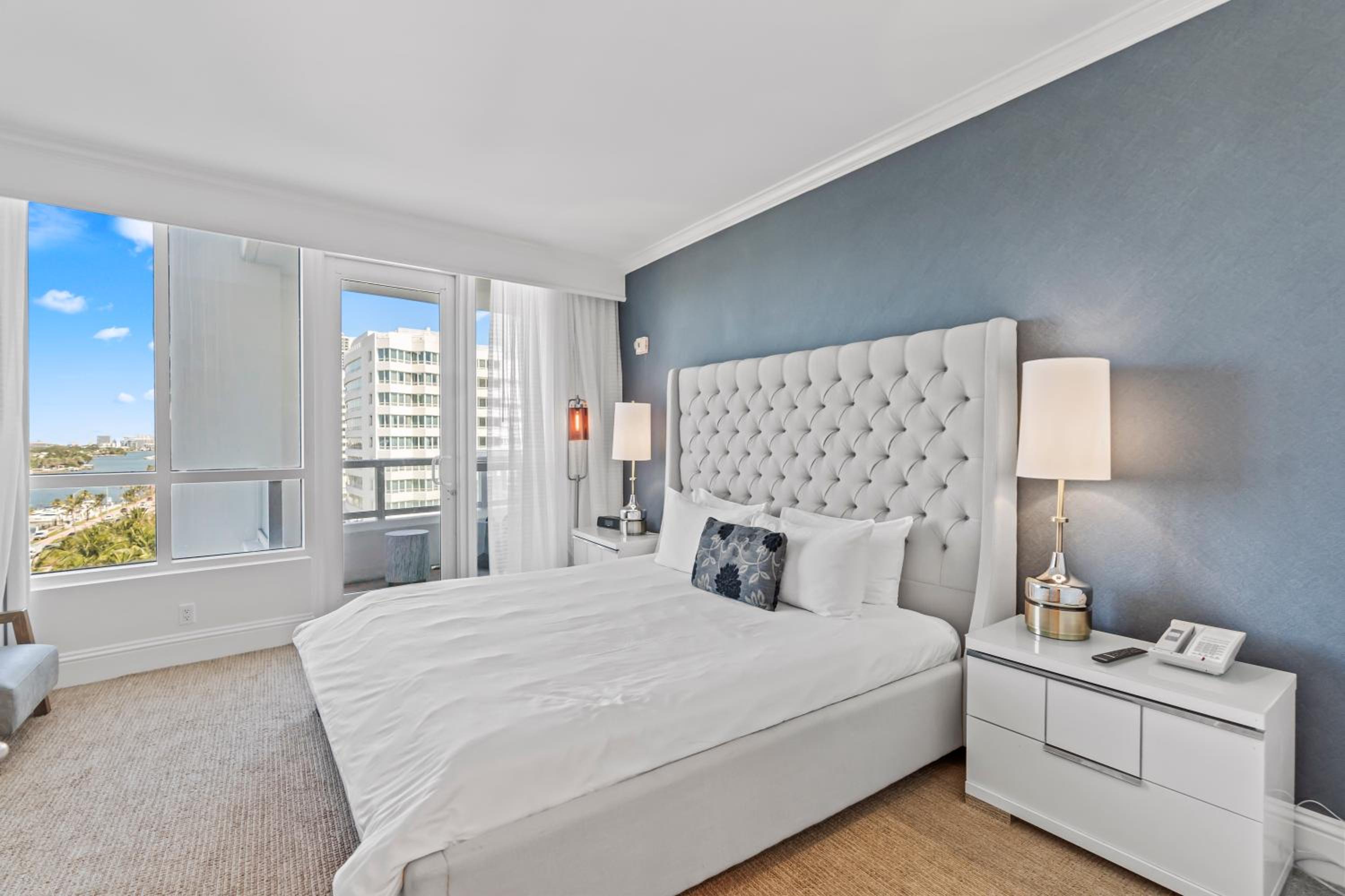 Luxury King apartment with Bay View at Miami Beach view 2
