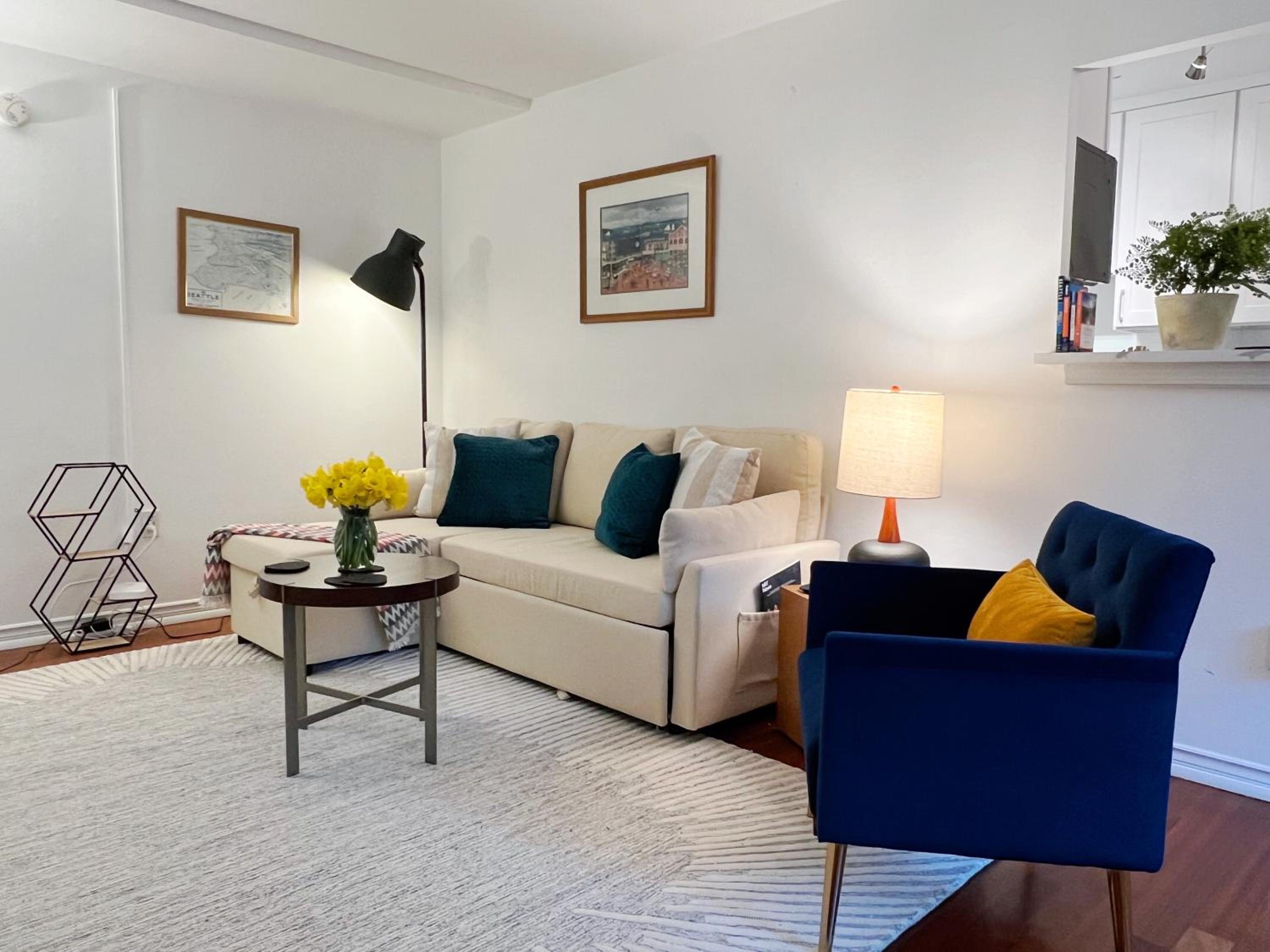 Cozy 1BR with Free Parking Downtown Conv Center view 2