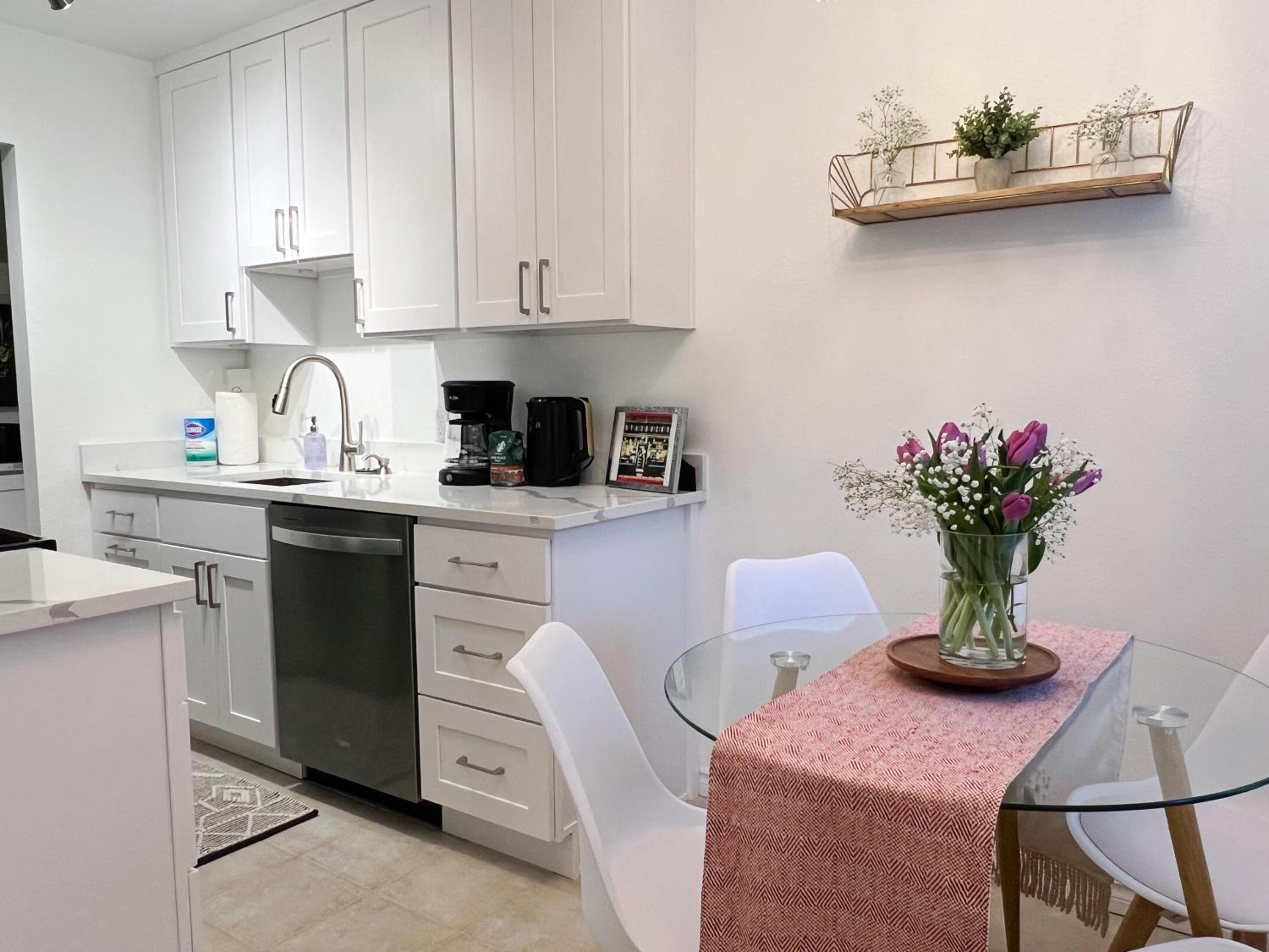 Cozy 1BR with Free Parking Downtown Conv Center view 5