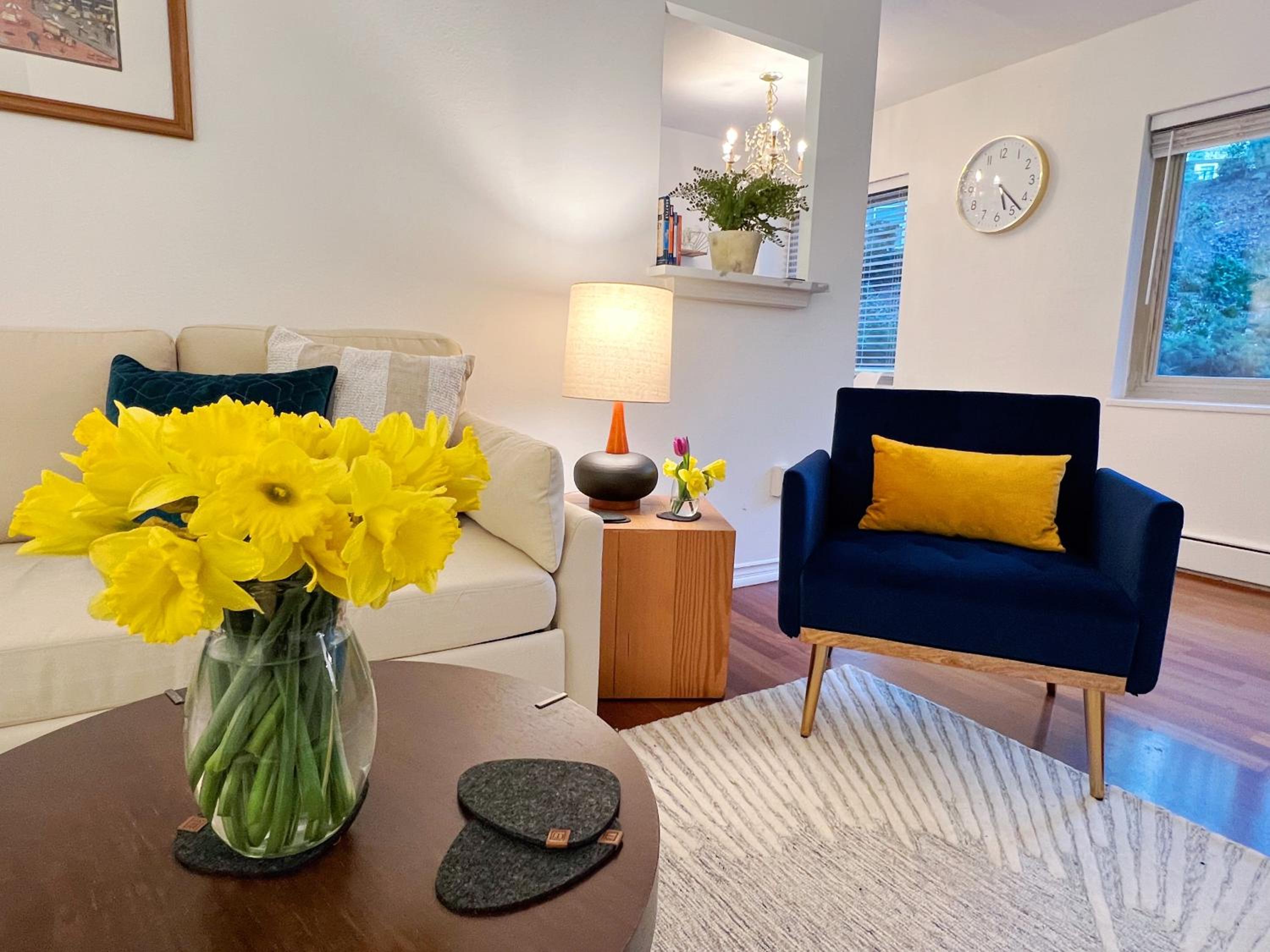 Cozy 1BR with Free Parking Downtown Conv Center view 3