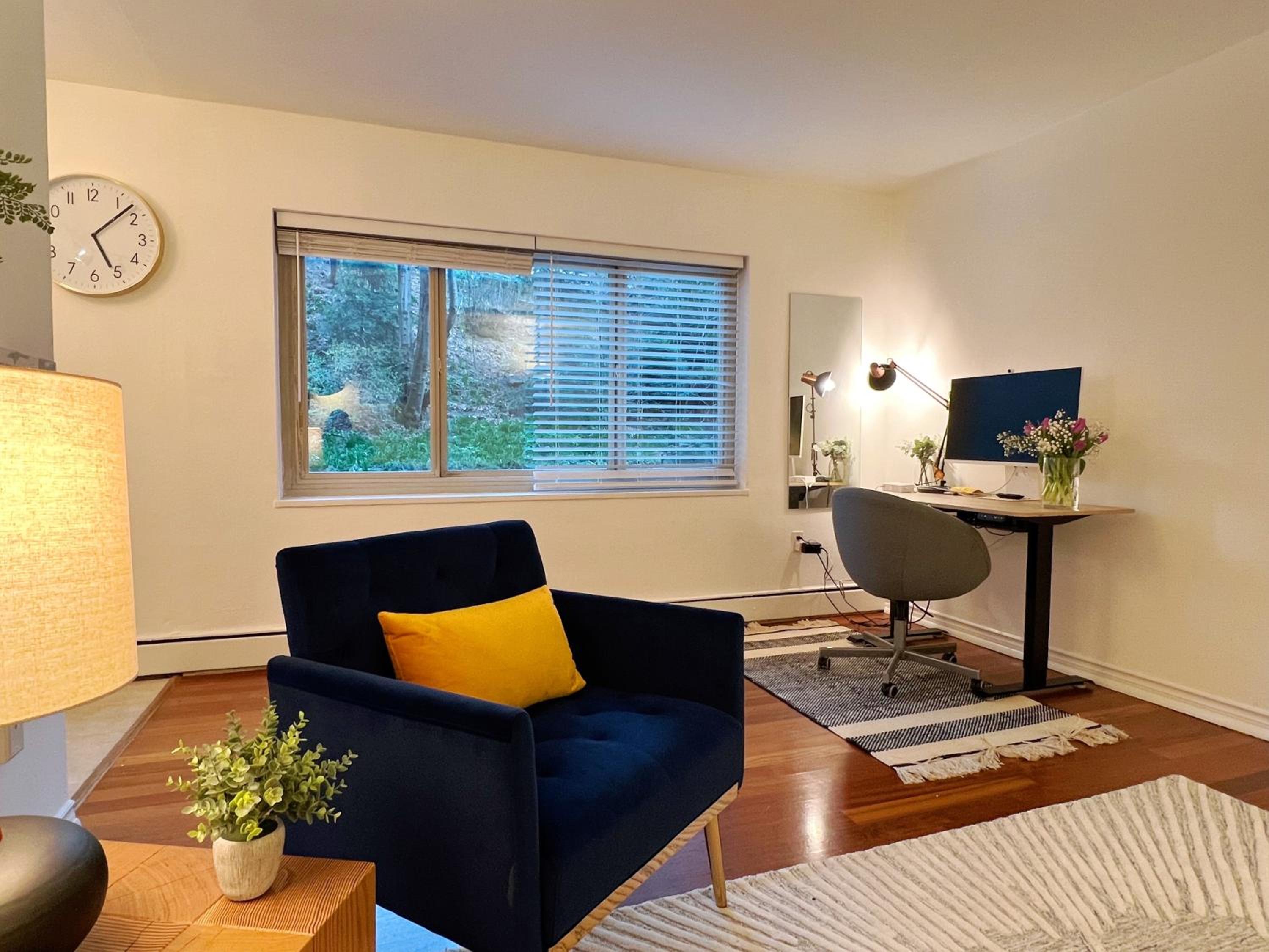 Cozy 1BR with Free Parking Downtown Conv Center view 4