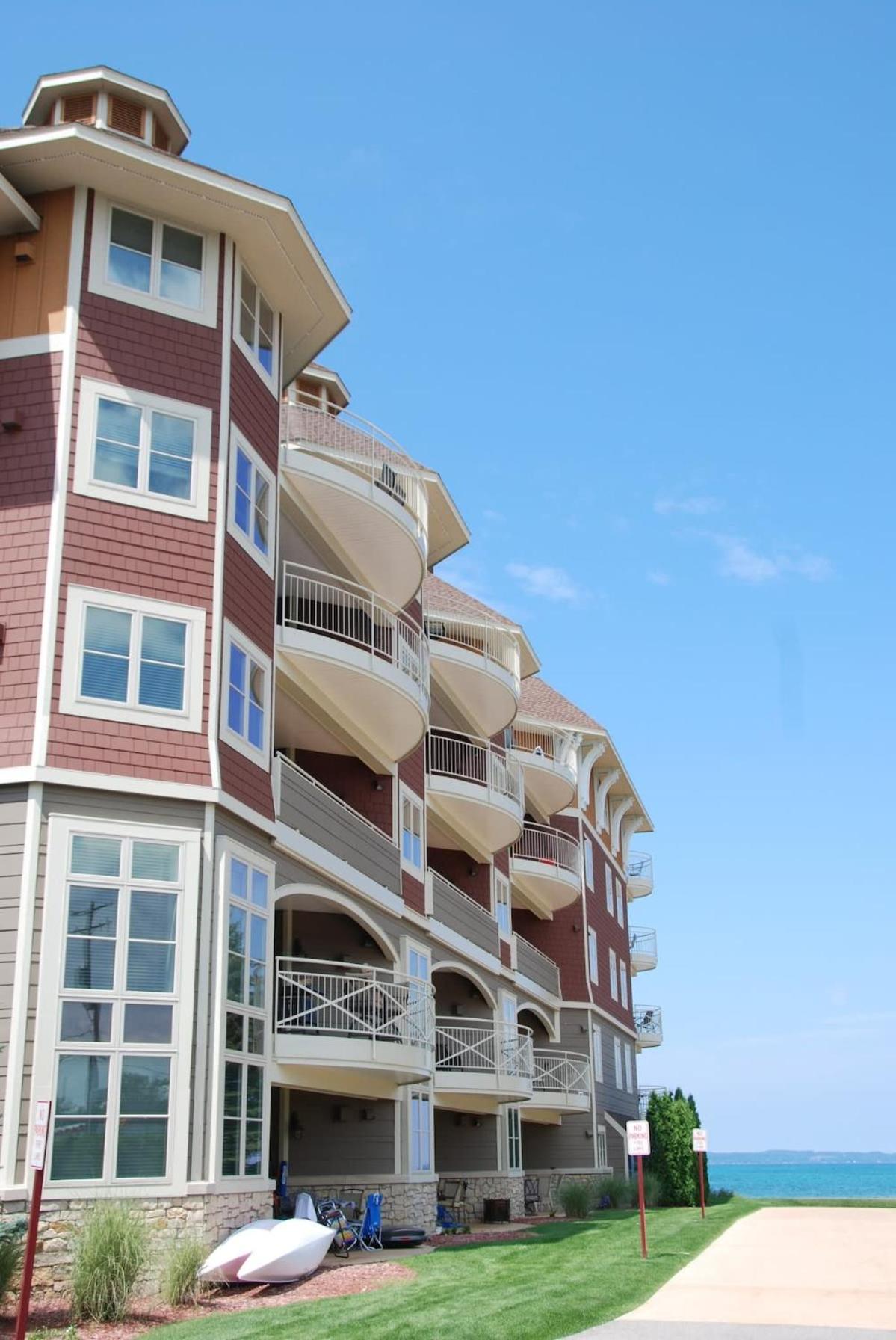 Beautiful First Floor suite with patio to the Bay view 2