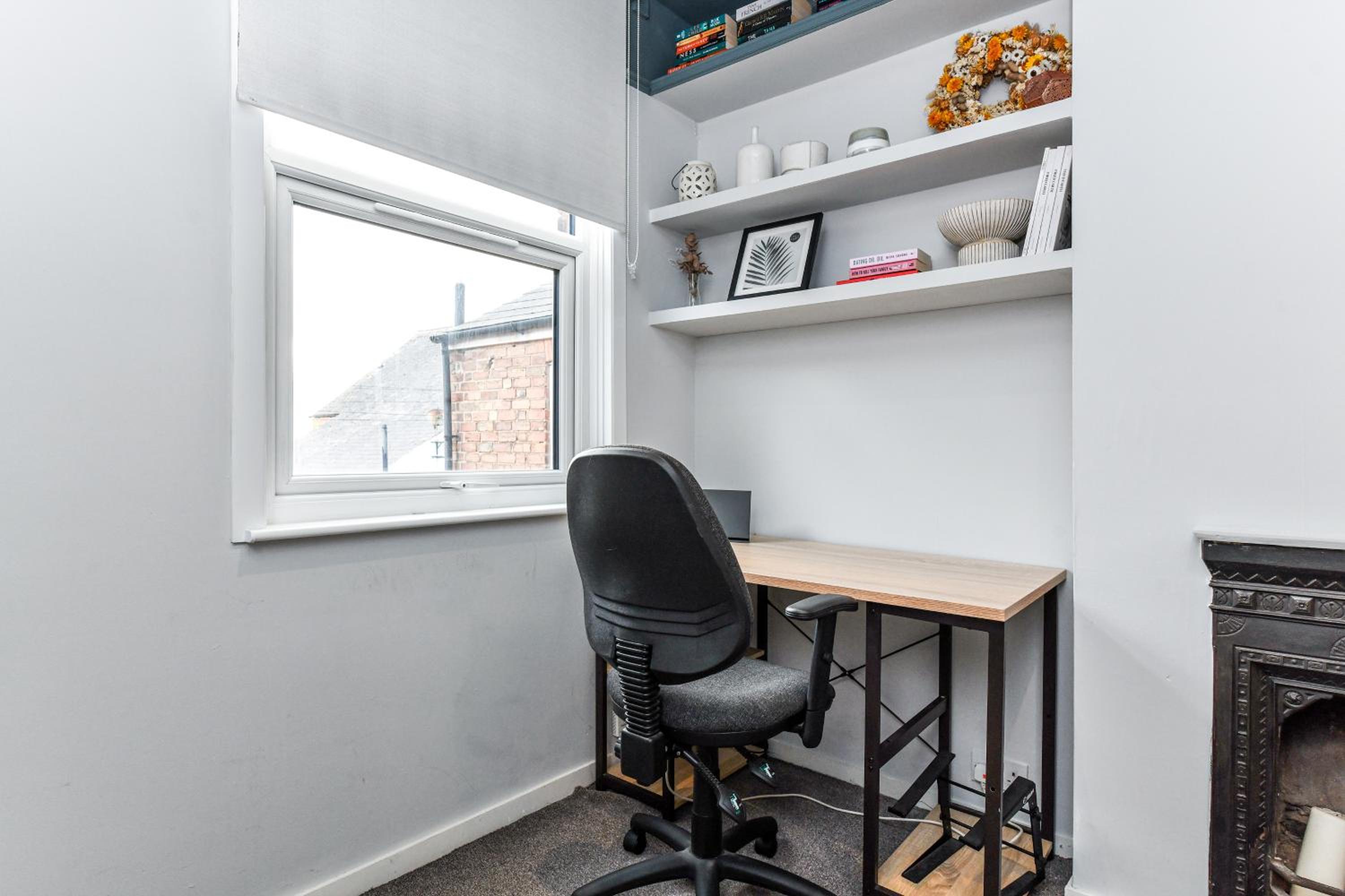 3 Bedroom Semi-Detached House Ideal for Corporate Stays in Nottingham view 2